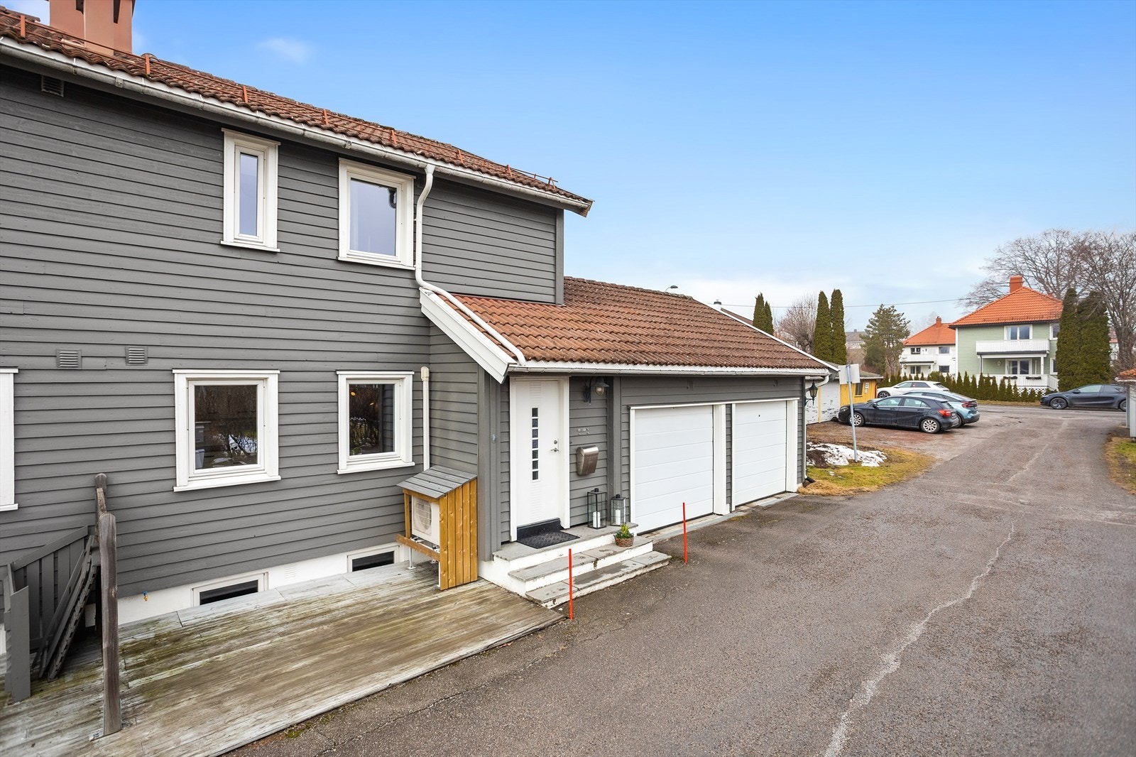 Her bor du i rolige omgivelser rett ved Byskogen, men samtidig er du nær byens fasiliteter. Solvang er derfor et ideelt valg for familier, par og enslige som ønsker en fredelig atmosfære med kort avstand til byens tilbud. Galleribilde