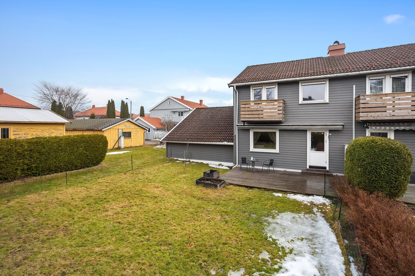 Leiligheten har to uteområder på bakkeplan vendt mot øst og vest, så her har du deilig morgensol og herlig kveldssol. Galleribilde