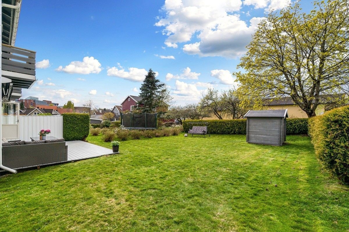 Eiendommen er meget godt egnet for barnefamilier.
Bildet er gjengitt med tillatelse fra forrige salg i 2020, og ble i den forbindelse tatt av en annen fotograf. Galleribilde