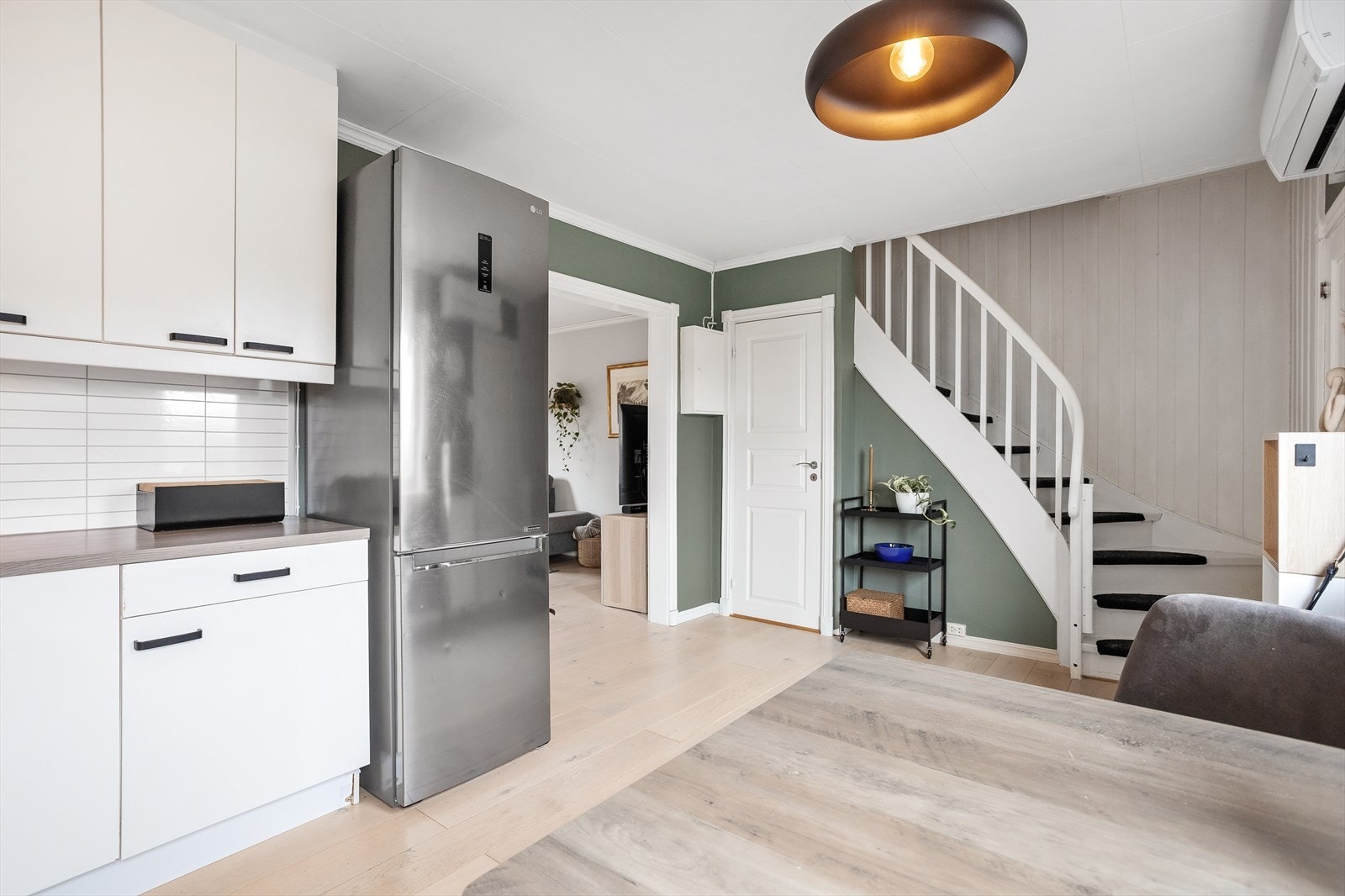 Fra kjøkken/gang går trappen opp til 2. etg. og ned til kjelleren Galleribilde