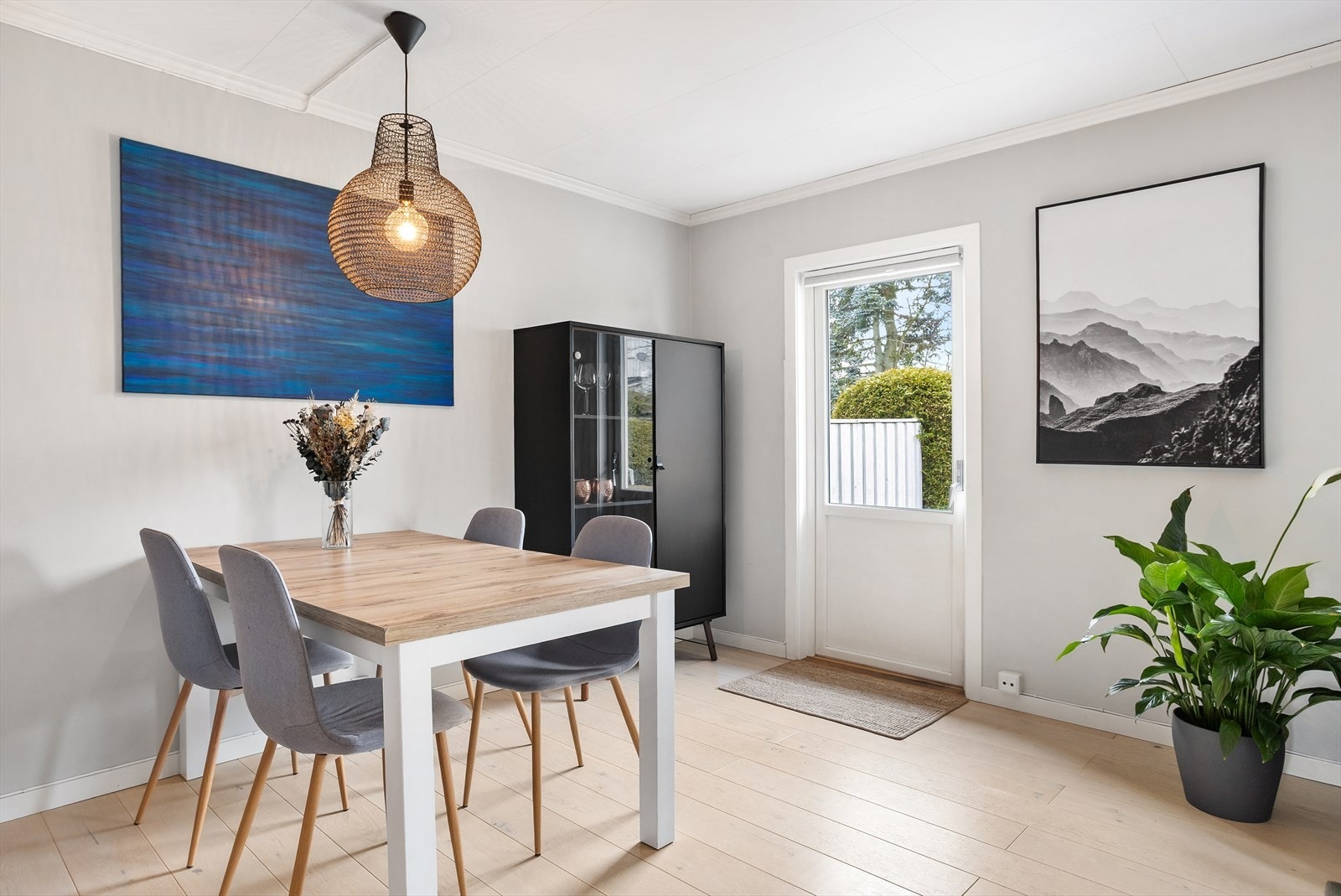 Stuen har utgang til stor markterrasse i hagen Galleribilde