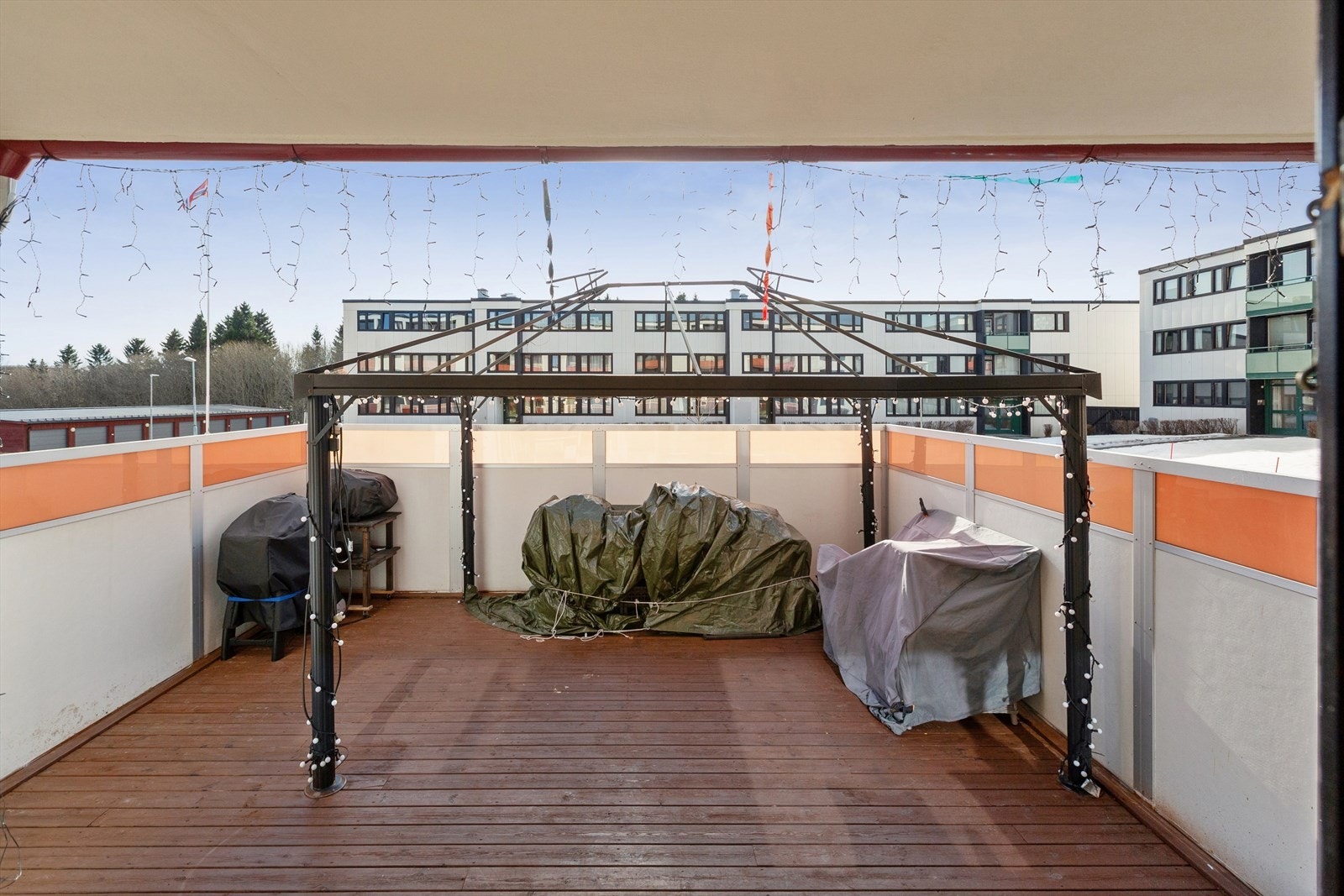 Terrassen er vendt mot sør og har sol stort sett hele dagen. Galleribilde