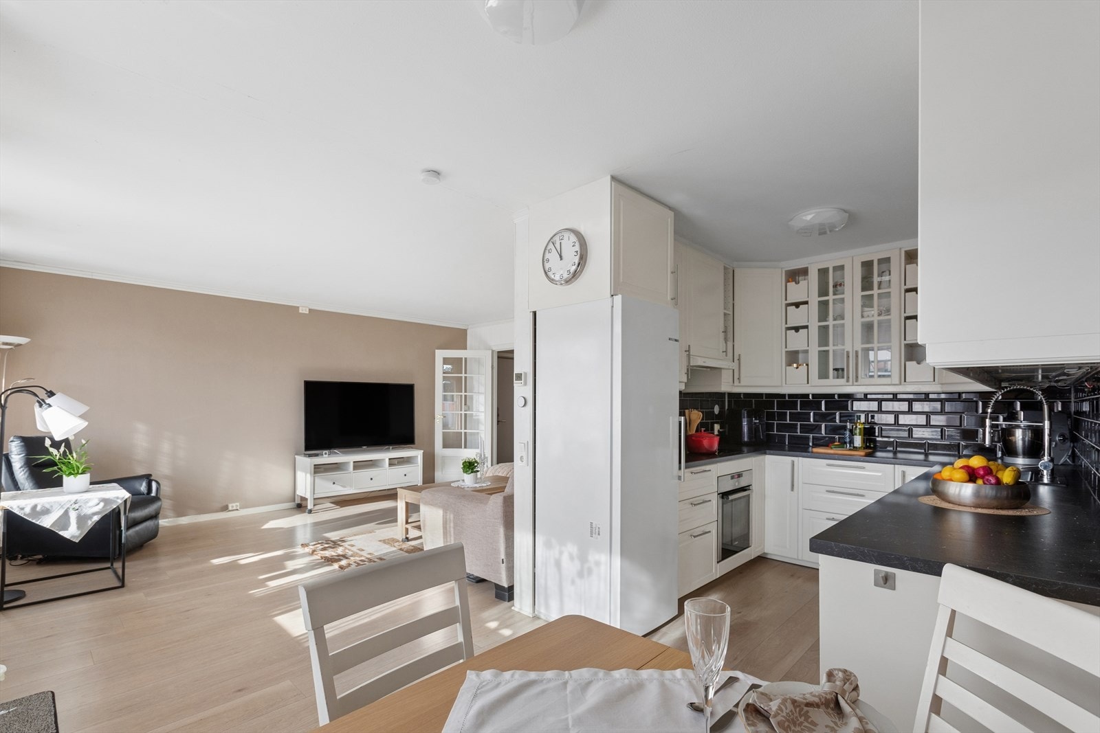 Stue og kjøkken deles naturlig opp av en spisegruppe. Galleribilde