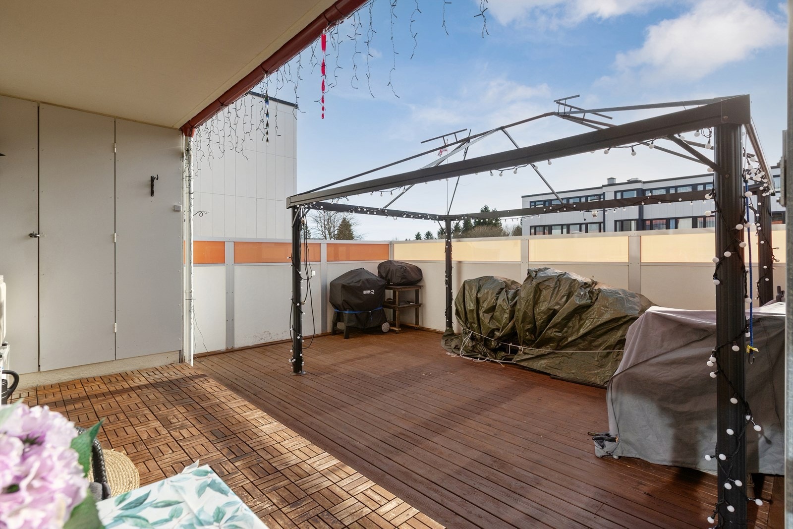 Oppusset 3-roms på bakkeplan med sørvendt terrase av god størrelse. Galleribilde