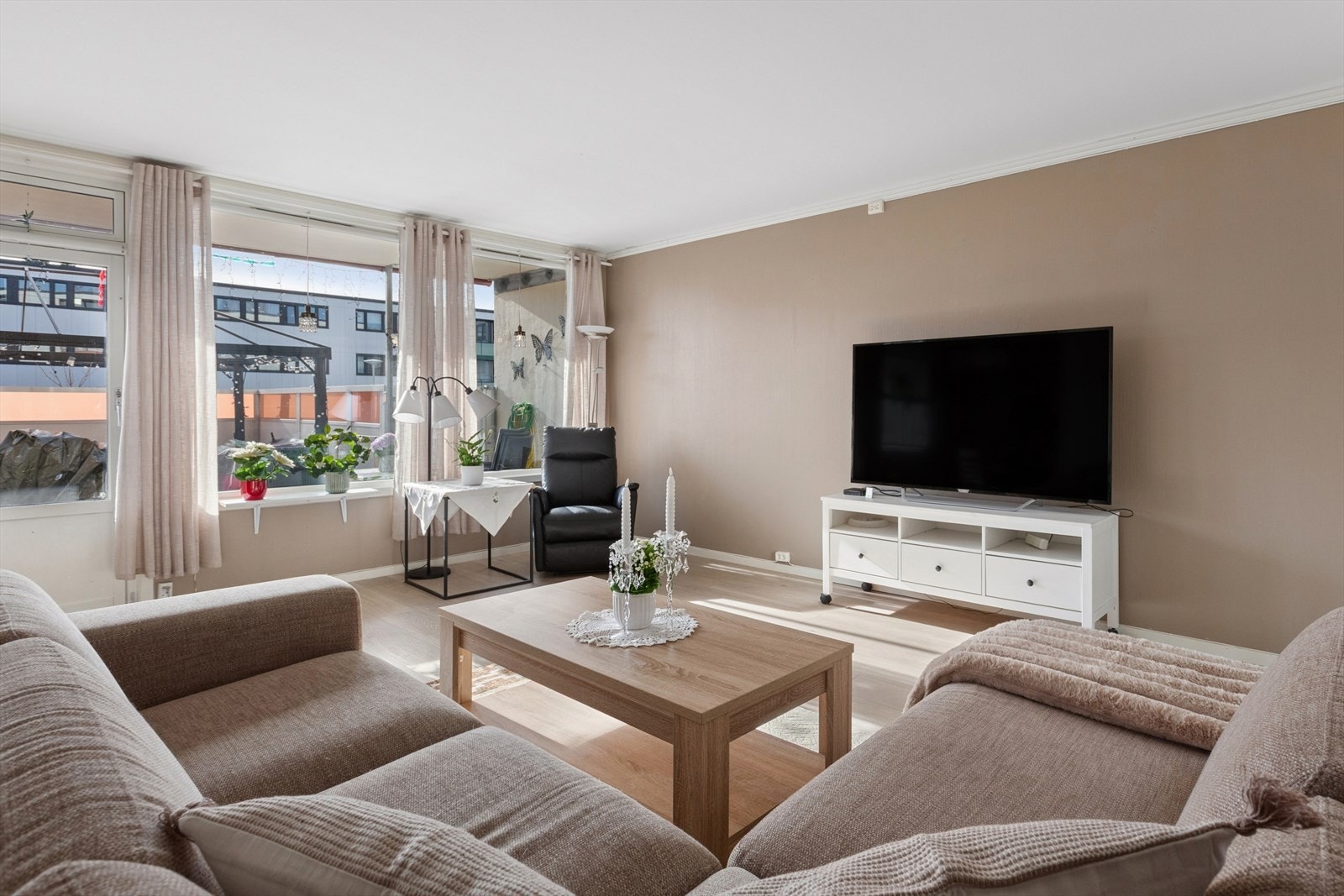 Hjertet i boligen er et luftig oppholdsrom på 34 m² som byr på stue, kjøkken og spisestue. Galleribilde