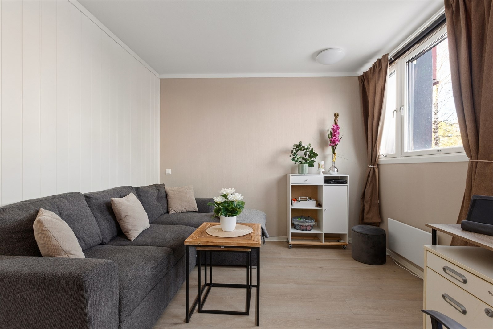 Rommet kan ved enkle tiltak deles inn i to mindre soverom om ønskelig. Galleribilde