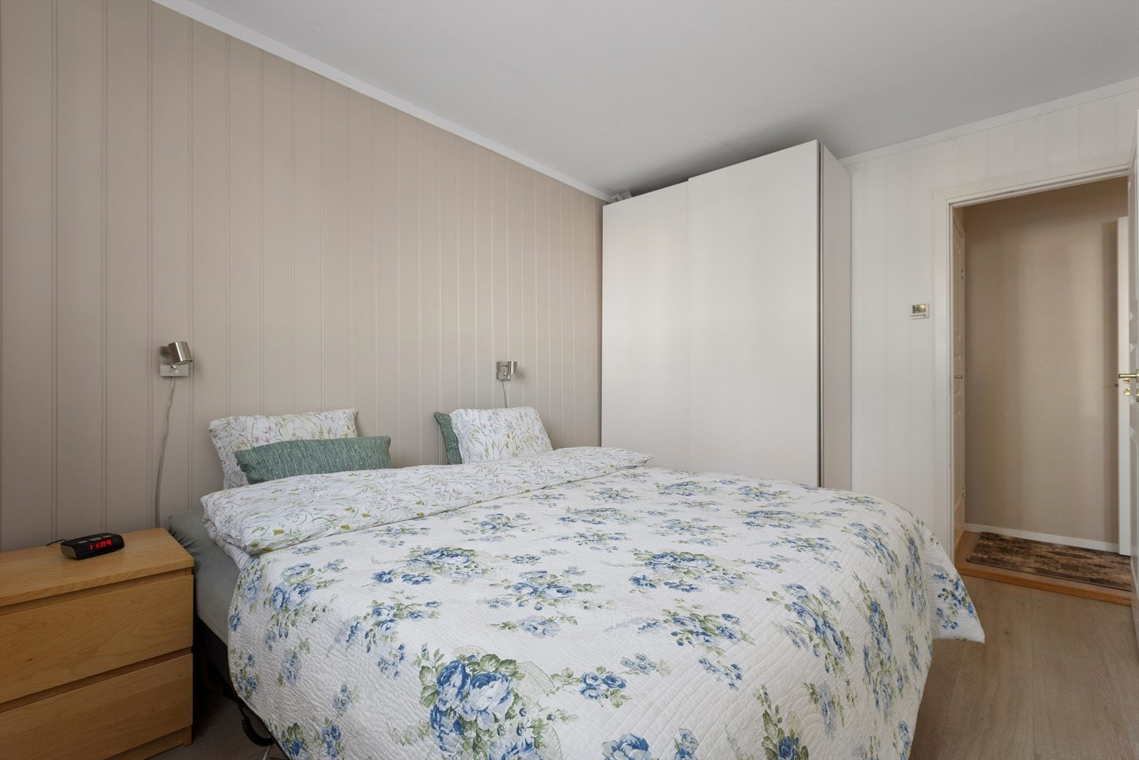 Begge soverommene er utstyrt med varme i gulv og er vendt mot rolige omgivelser i nord. Galleribilde