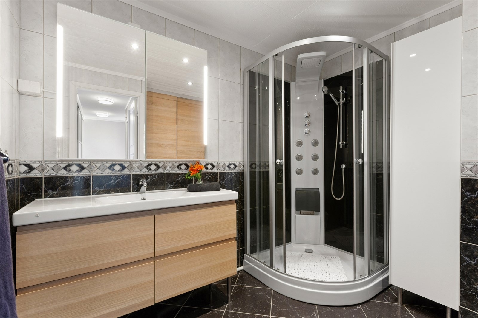 Flislagt baderom på ca 6 m² med behagelig gulvvarme. Galleribilde