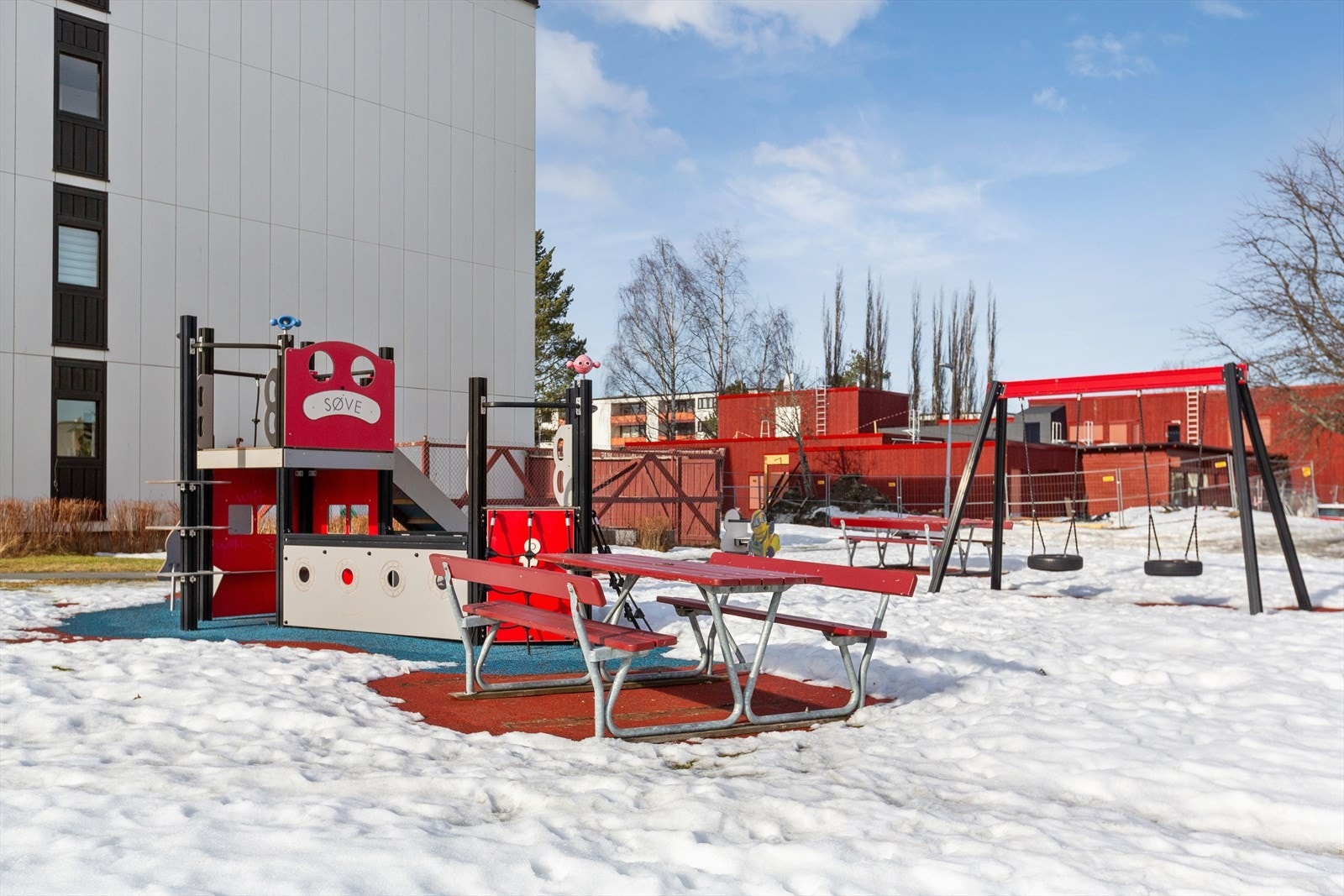 Fra leilighetsdøra har du umiddelbar nærhet til lekeplasser, barnehager, skoler, grøntarealer og sittegrupper. Galleribilde