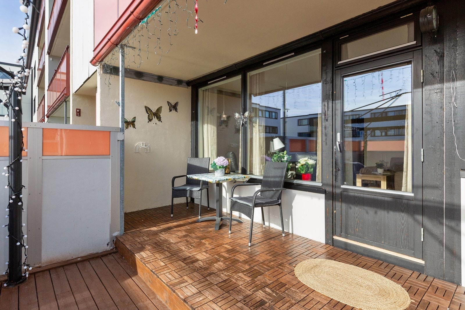 Fra stua har du utgang til en delvis overbygd terrasse på 33 m². Galleribilde