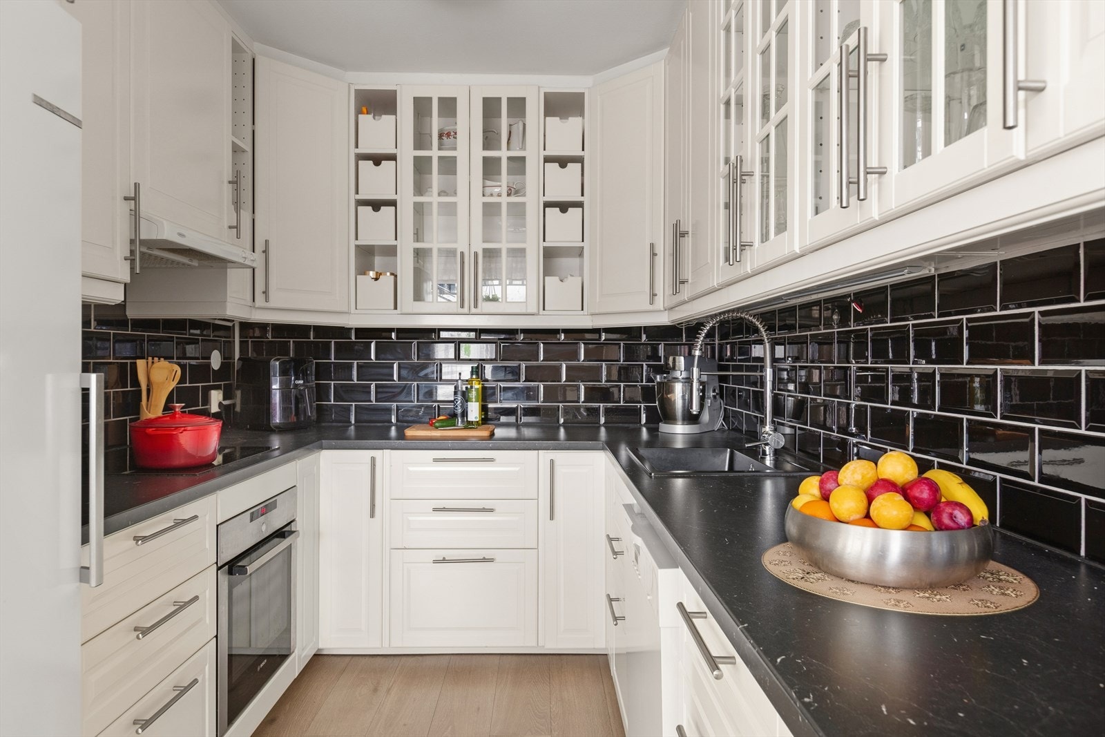 Lyst og tidløst kjøkken fra 2018 med mye skap- og benkeplass. Stekeovn og platetopp med ventilator medfølger handelen. Galleribilde