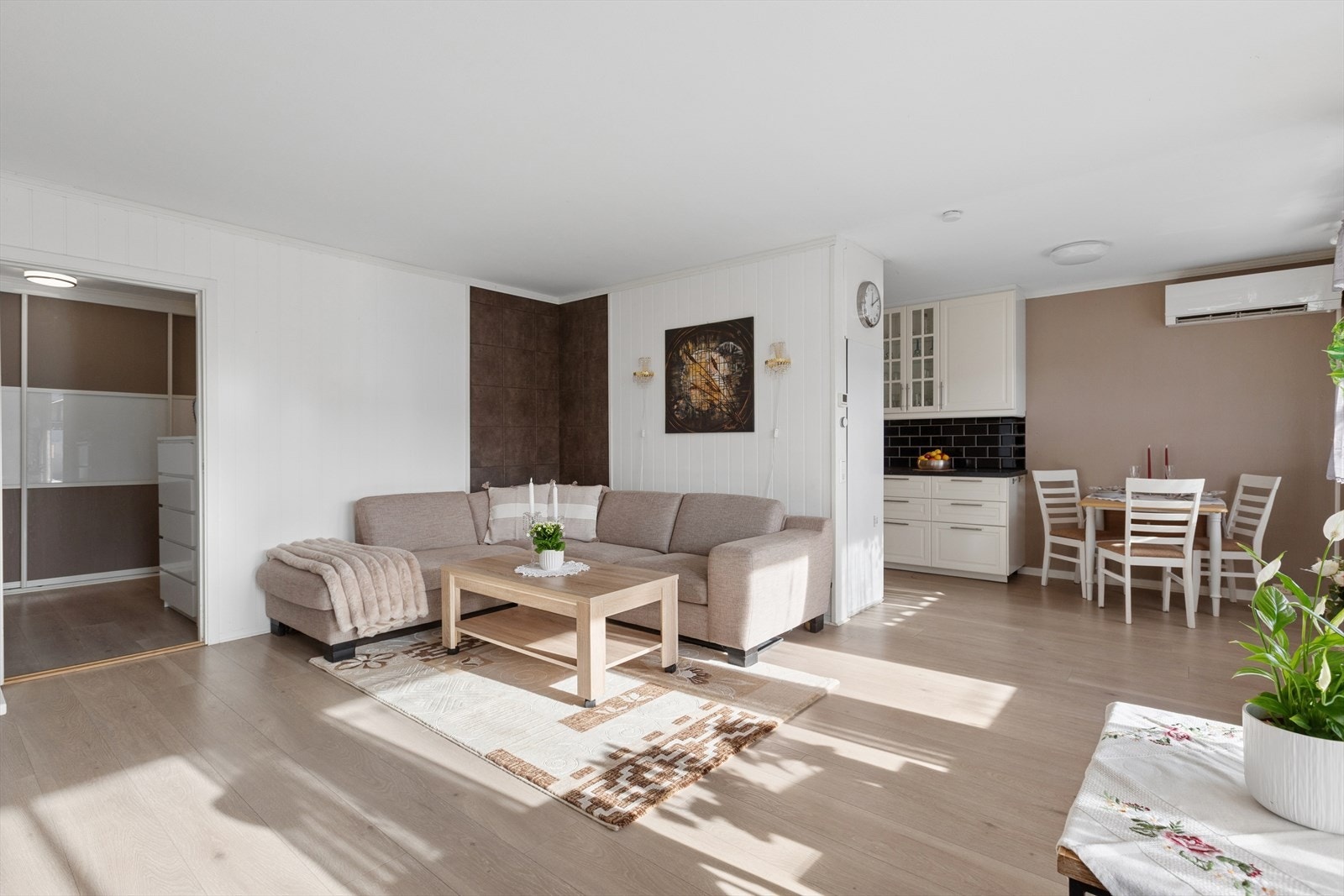 En sentralt plassert varmepumpe sørger for lave strømkostnader og et behagelig inneklima året rundt. Galleribilde