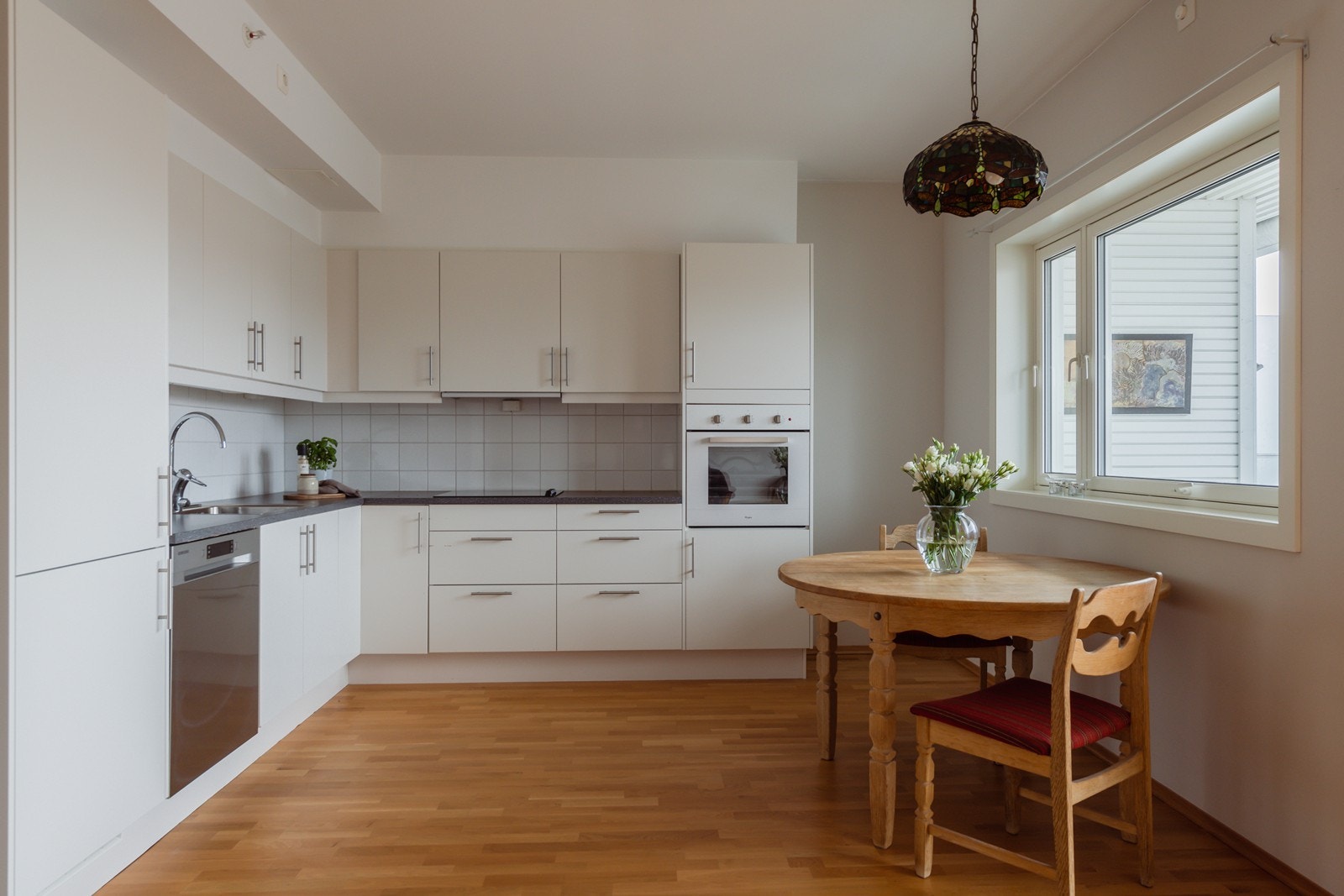 Pent kjøkken med god skap og benkeplass. Galleribilde