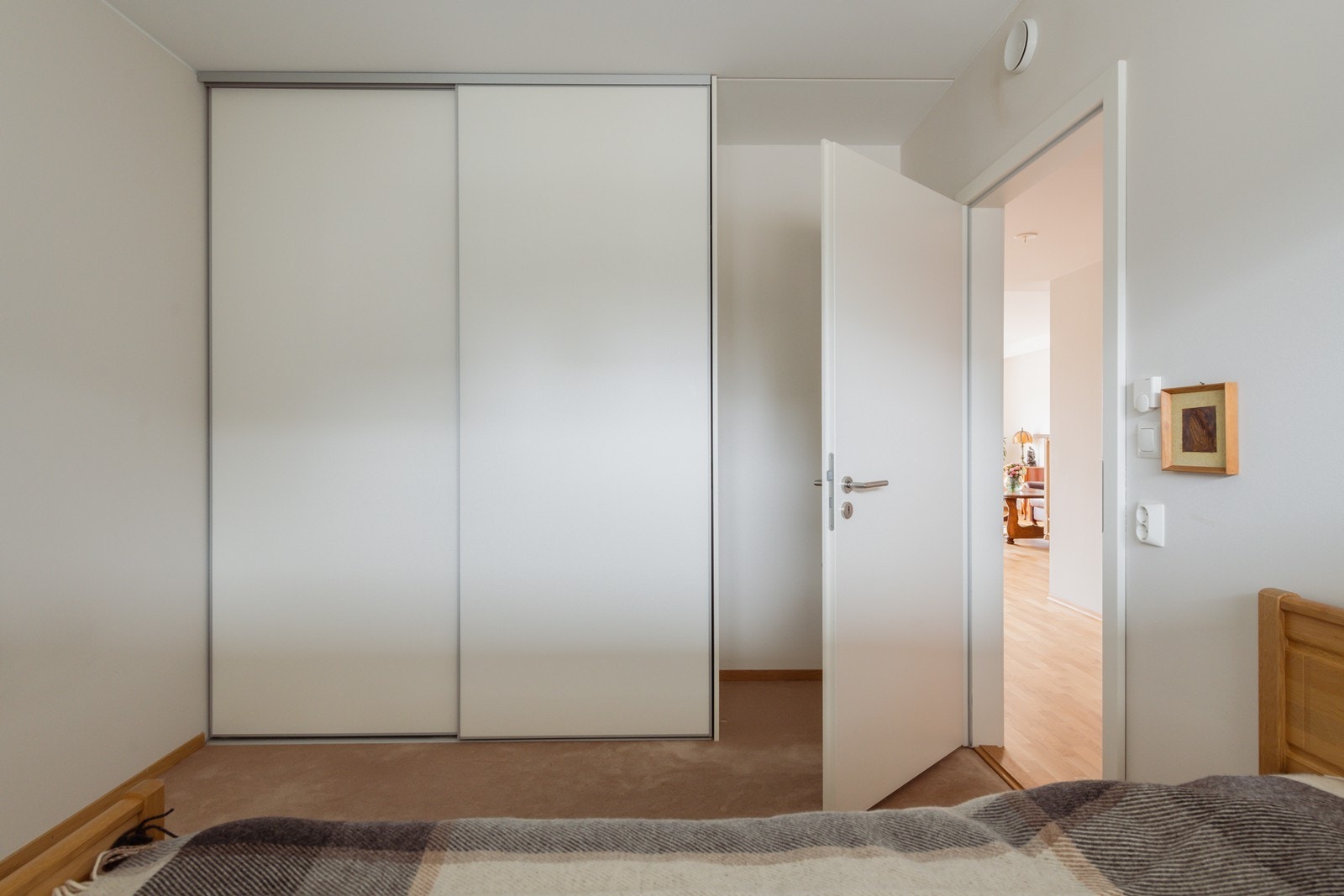 Soverom med skyvedørsgarderobe Galleribilde