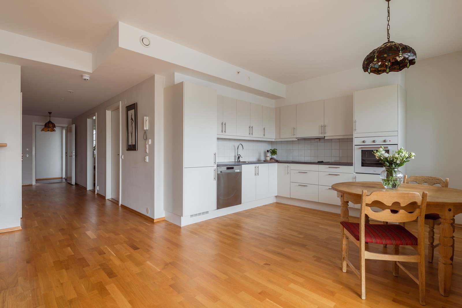 Pent kjøkken i åpen løsning med stue. Galleribilde