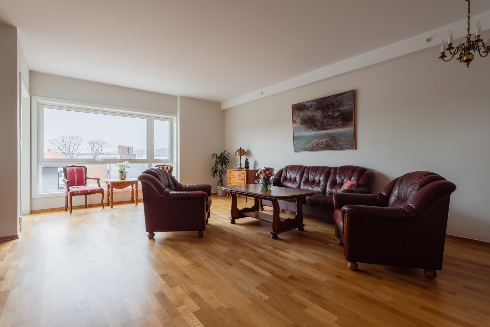 Romslig stue med utgang til solrik balkong mot sydvest Galleribilde