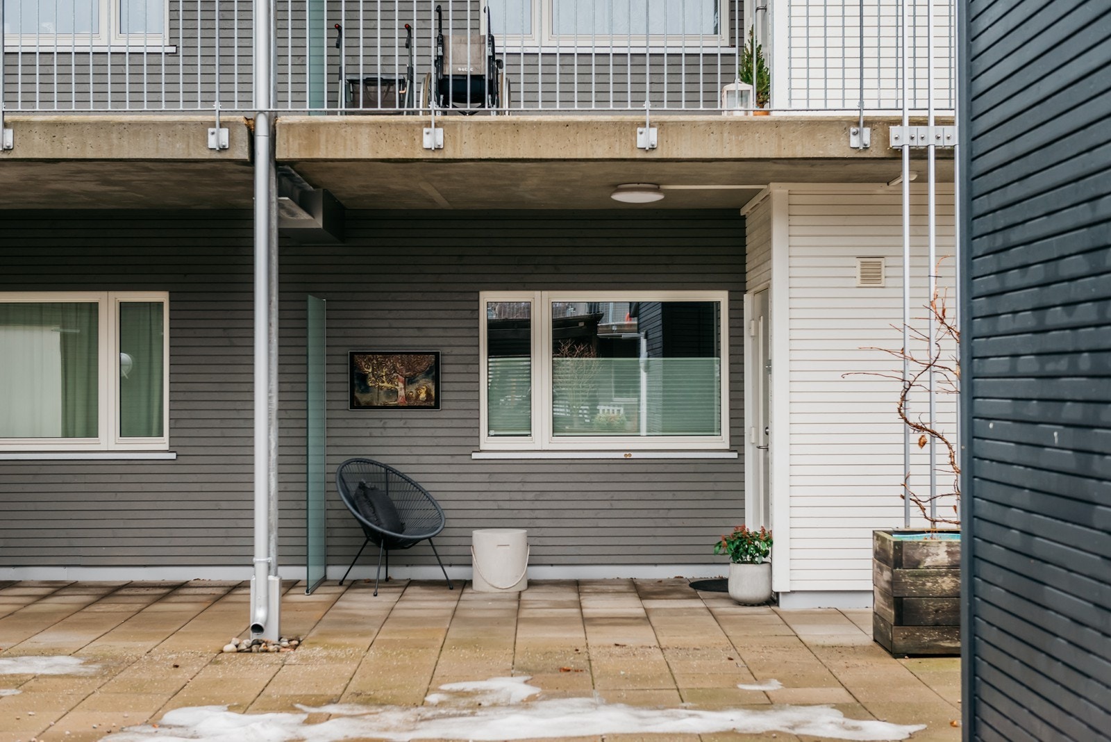 Fin uteplass ved inngangspartiet til leiligheten Galleribilde