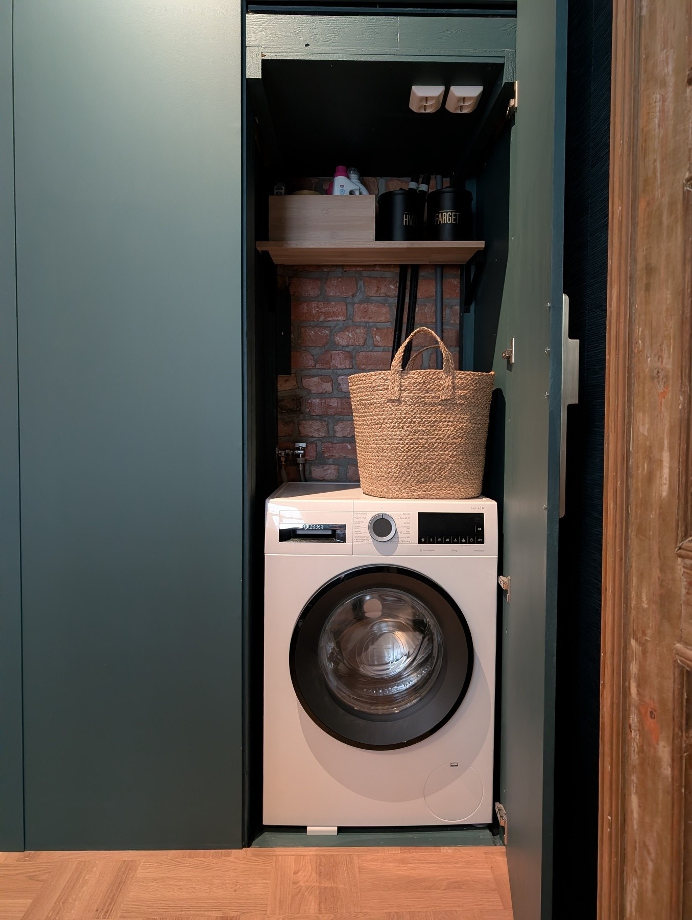 I veggen mellom spisestuen og soverommet er det opplegg for vaskemaskin, og det er også plass til tørketrommel. Galleribilde