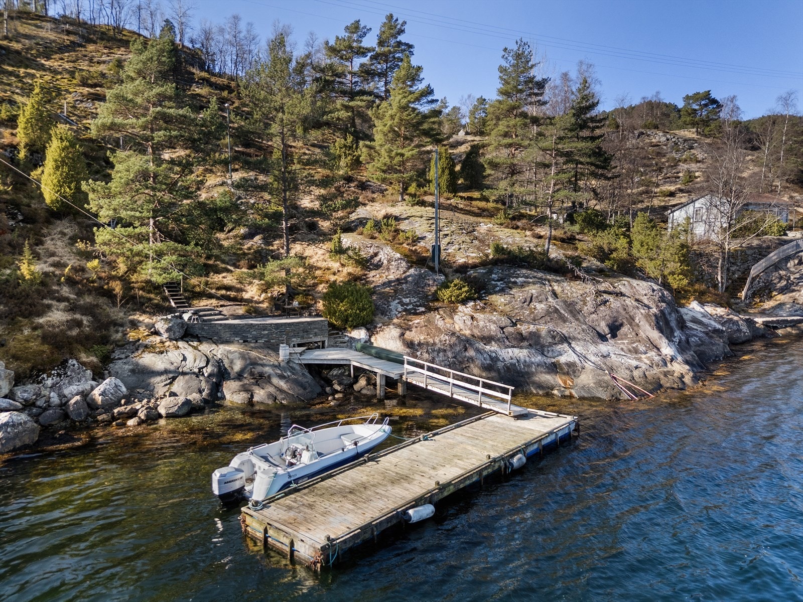 Med eiendommen følger også bnr. 10 som består av en sjøtomt med brygge og terrasse. Galleribilde