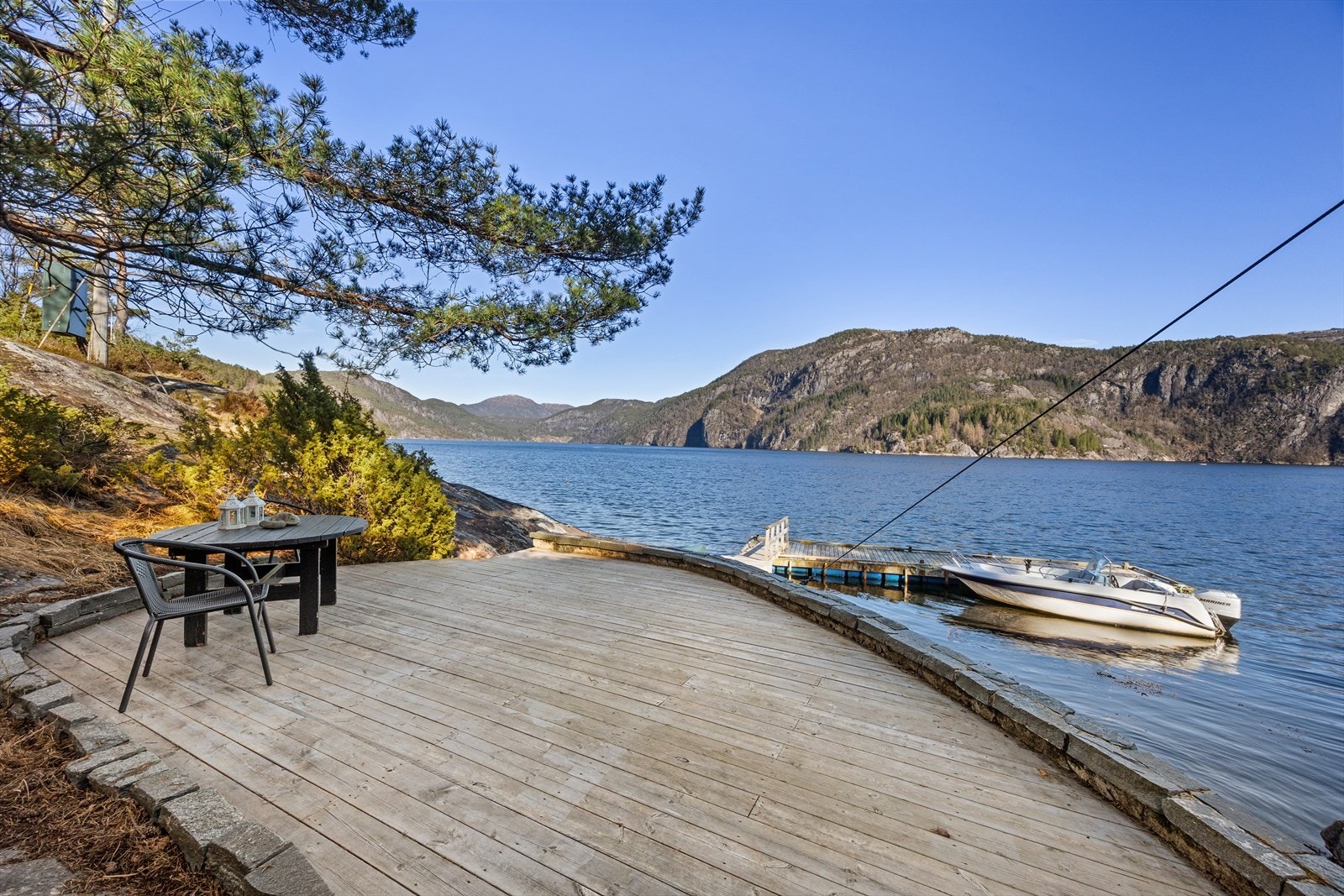 Nydelig og avskjermet terrasse ved sjøen. Galleribilde