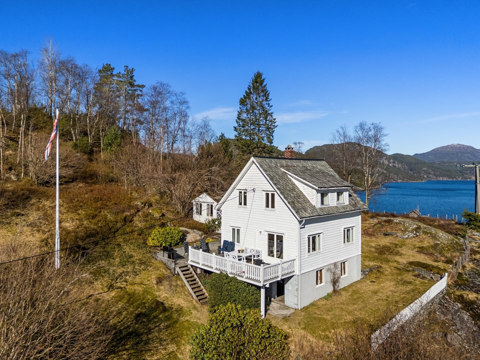 Eiendommen har en unik og tilbaketrukket beliggenhet på en øy i Osterfjorden. Galleribilde