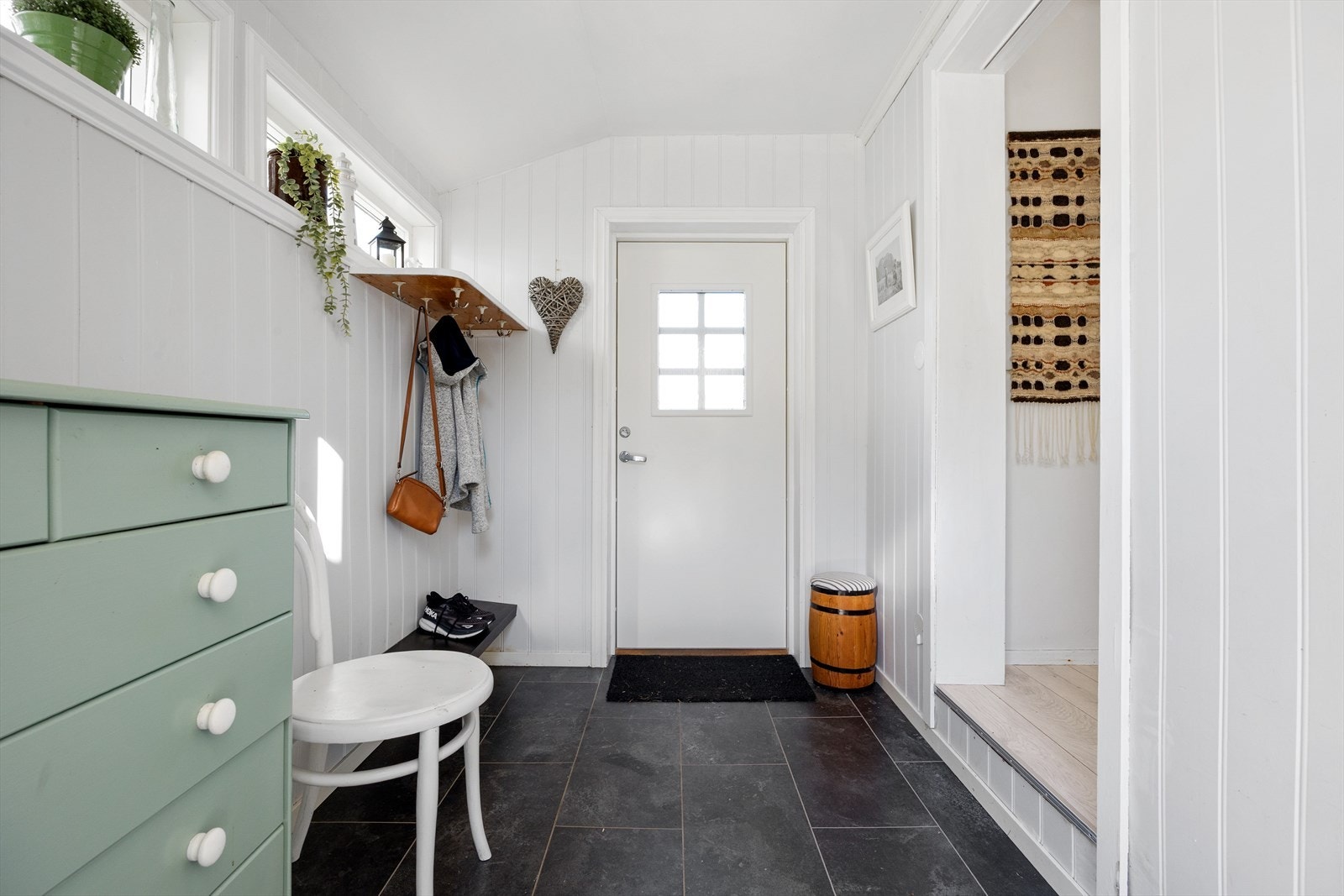 Entré som ble tilbygget i 1965 i følge eier. Galleribilde