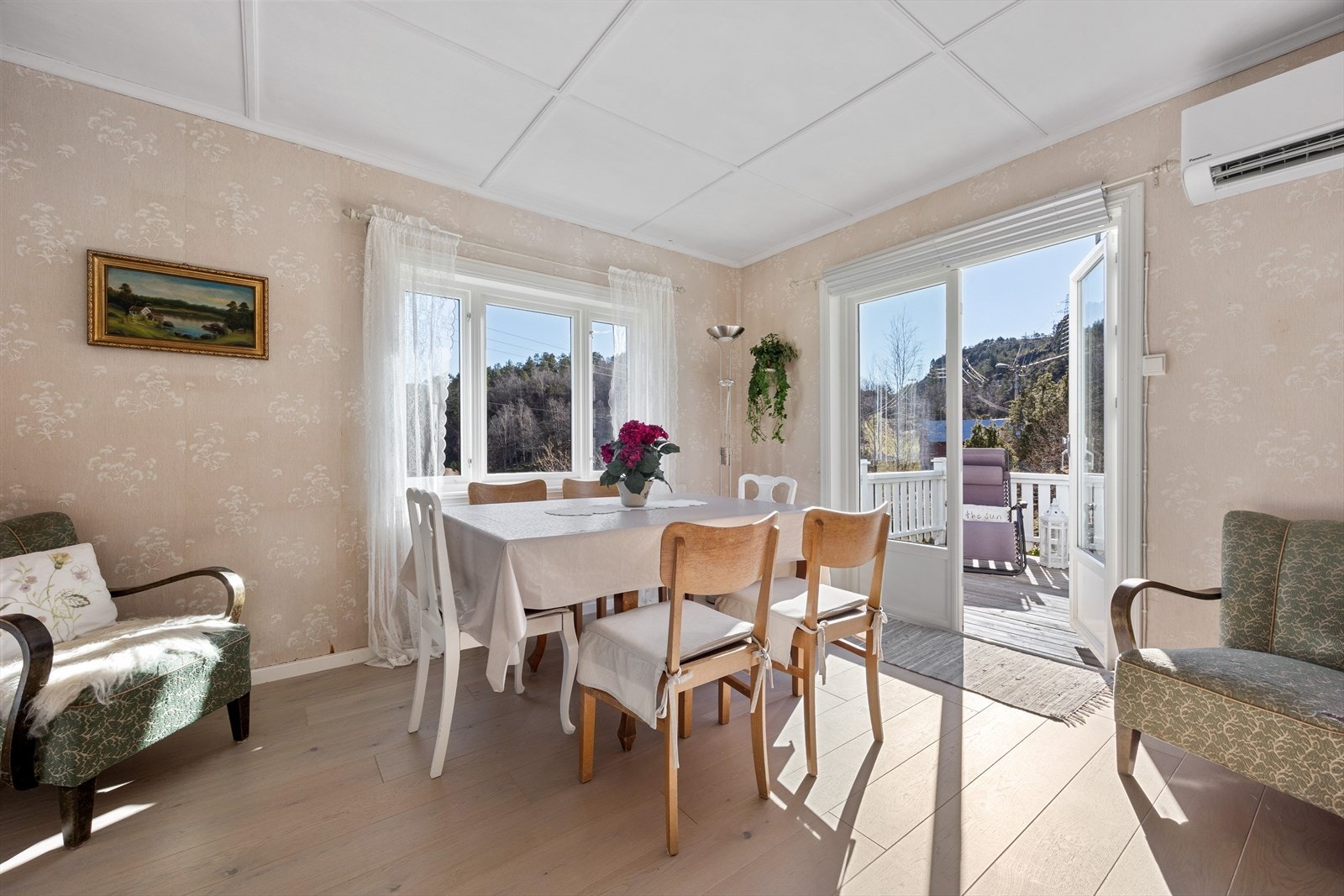 Fra stuen er det utgang til solrik terrasse. Galleribilde