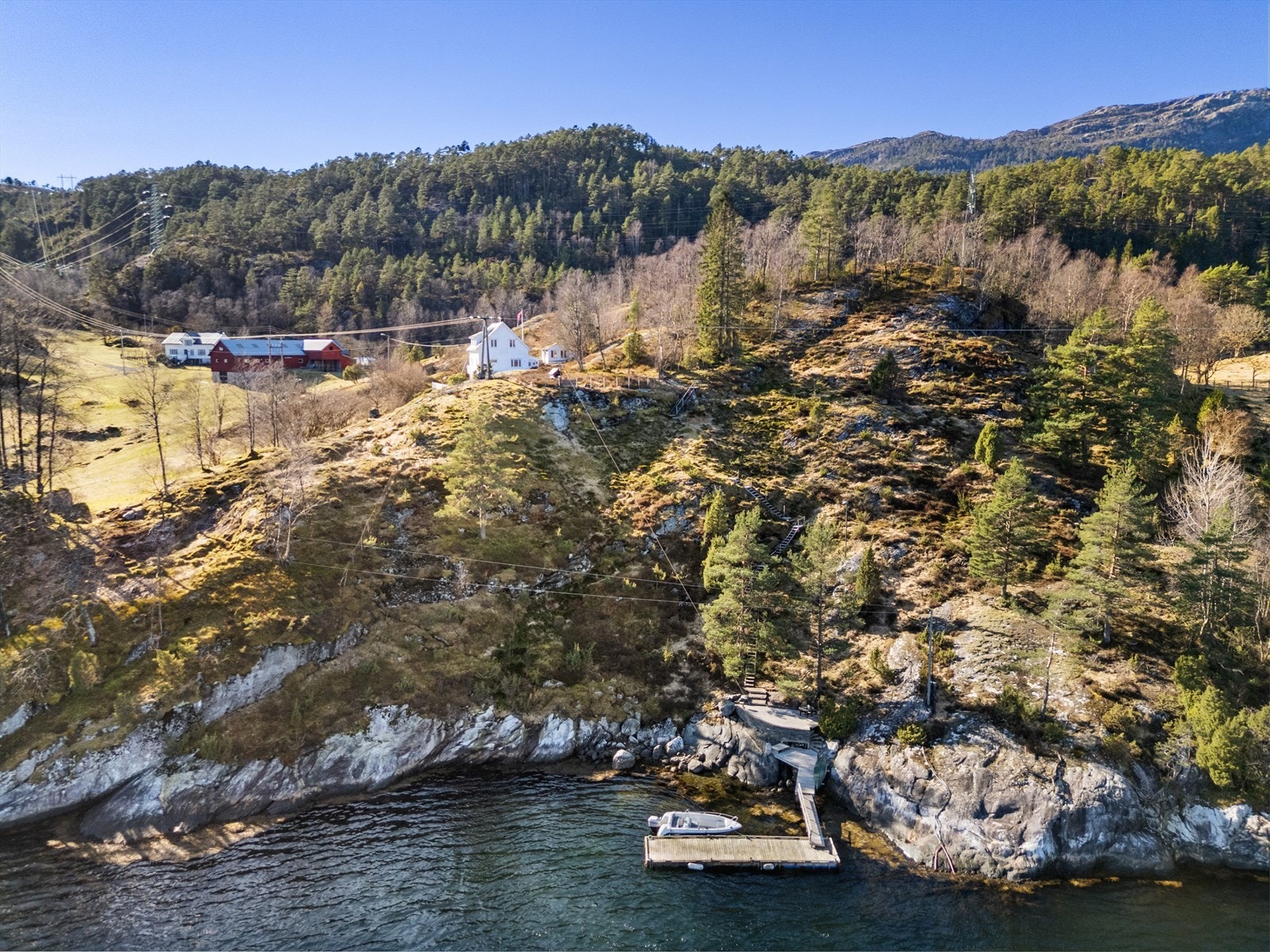 Det er bare noen få minutter gange fra boligen og til sjøtomten. Galleribilde