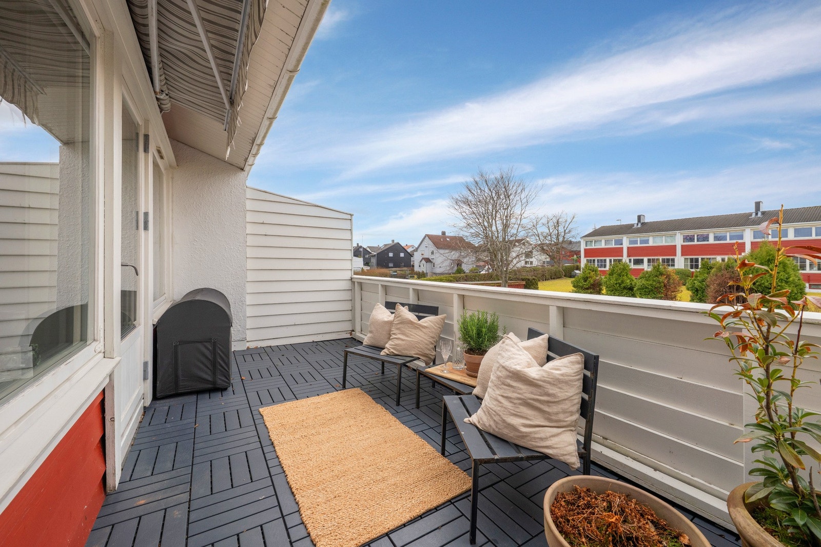 Balkongen er på 9 kvm og har svært gode solforhold (mot vest). Her er det også en markise som trengs på ekstra varme dager. Galleribilde