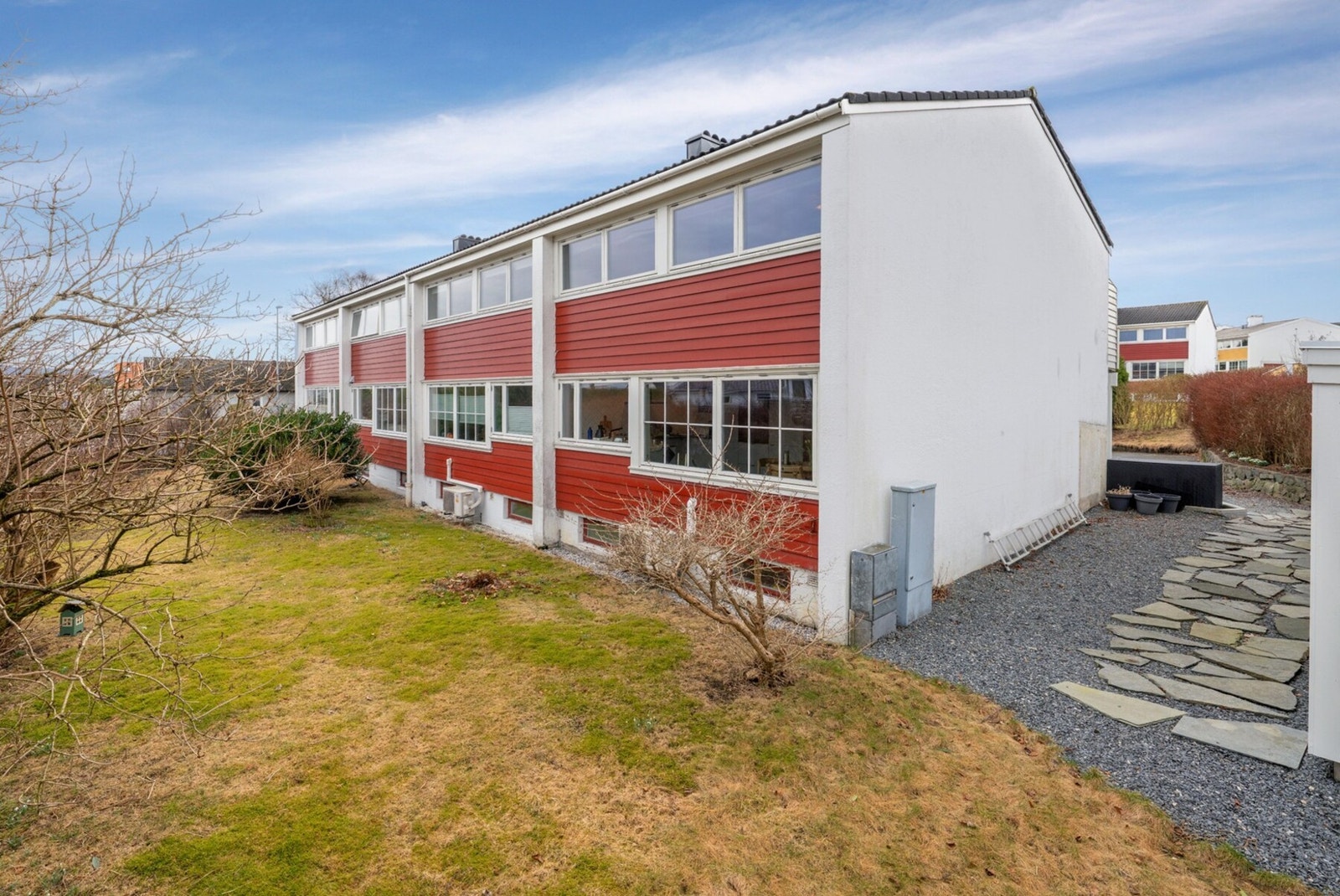 Rekkehuset ligger innerst på enden. Borettslaget består av totalt 8 rekkehus fordelt på 2 bygninger. Galleribilde