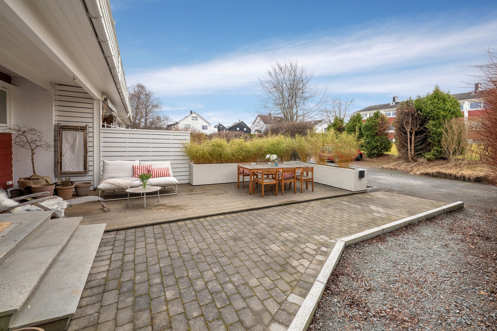 I 2018 ble fremsiden av huset gravet opp, lagt grus etterfulgt av belegningsstein og ny markterrasse. Her kan man sitte usjenert og nyte solen fra ca. 12 til kvelden om sommeren. Galleribilde