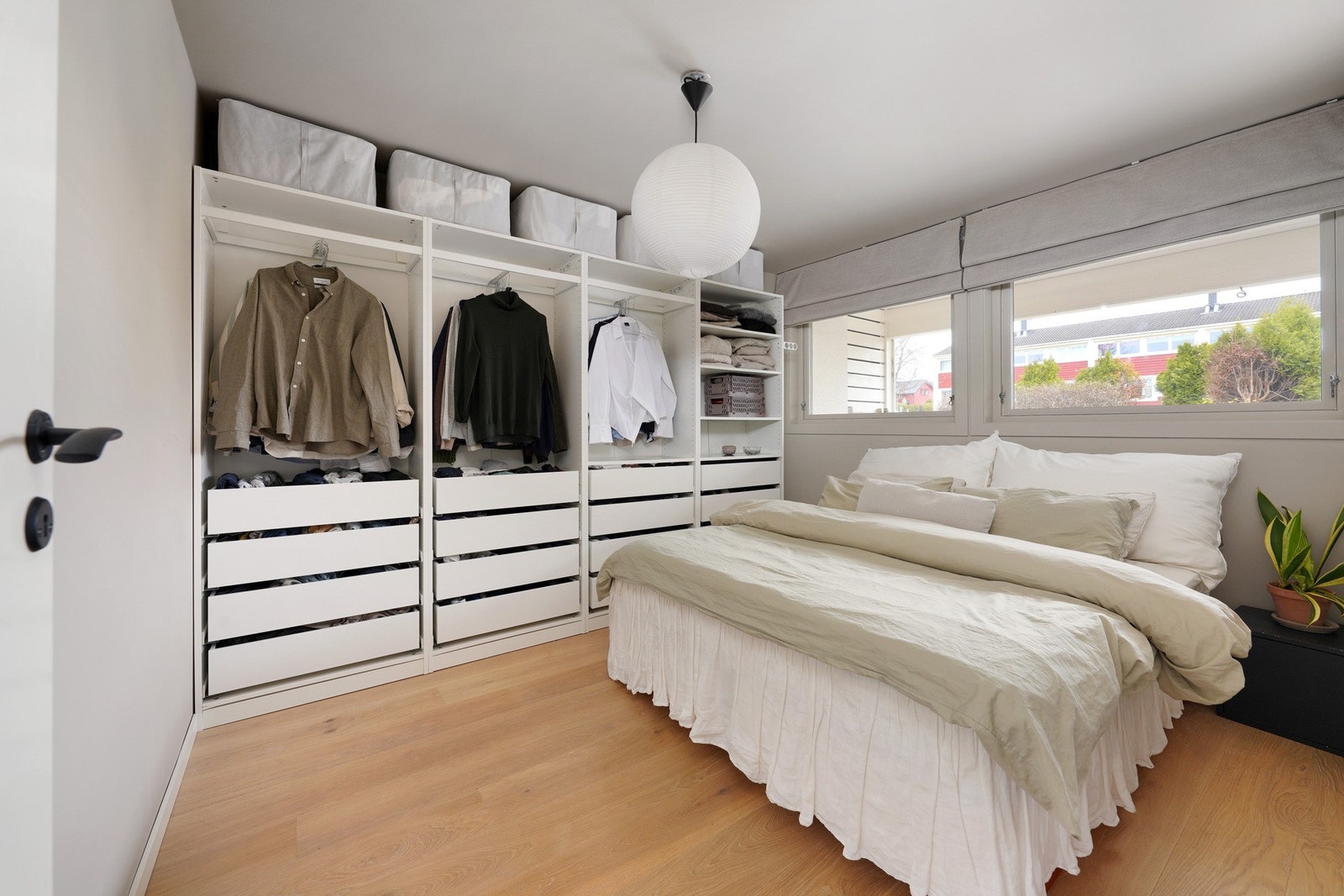 Hovedsoverommet er i 1.etasje. Garderobeløsning medfølger. Galleribilde