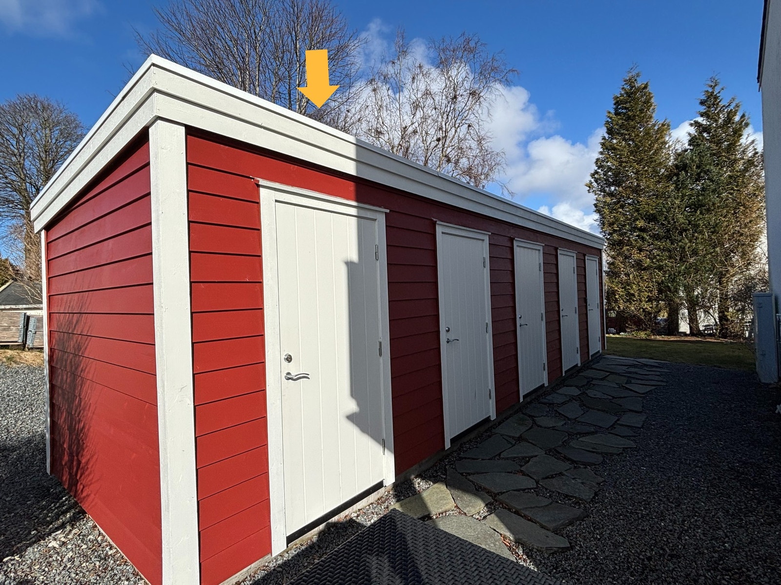 Boligen har en egen bod på 4 kvm som ble bygget i 2014 av borettslaget. Den i enden er felles. Galleribilde