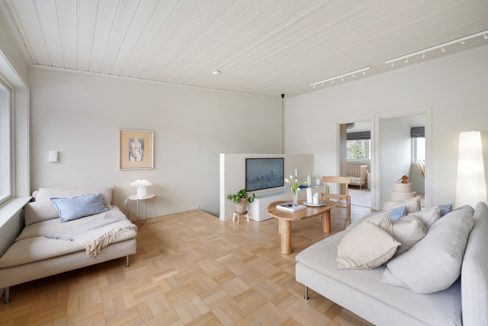 Stuen i 2. etasje er lys og innbydende med god takhøyde. Galleribilde