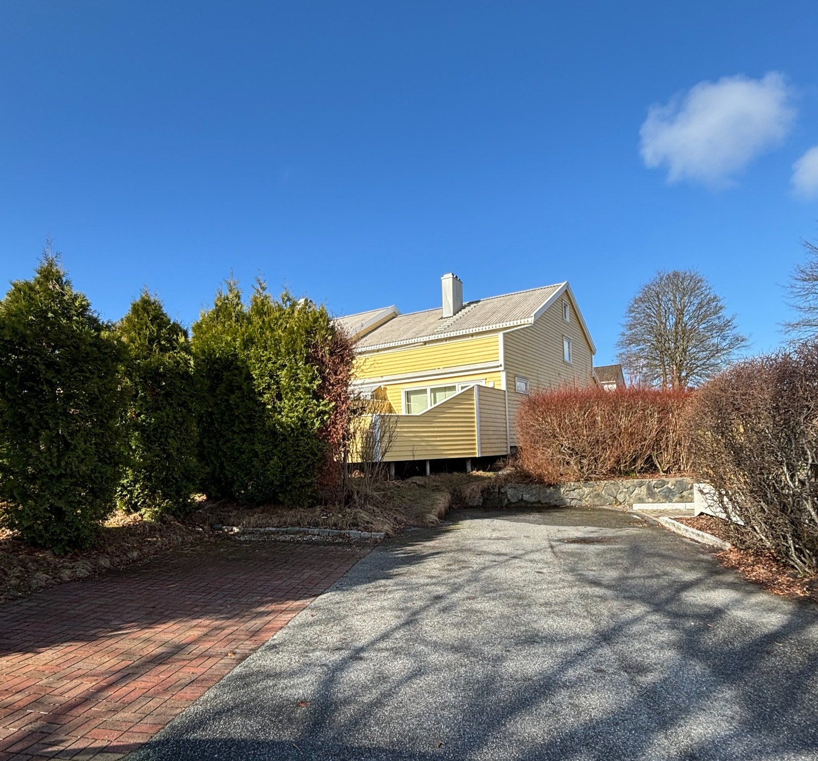 Alle har rett til en p-plass hver på felles tomt, dette huset bruker den som er helt innerst + plassen rett foran huset i enden. Sistnevnte er ikke vedtektsfestet. Galleribilde