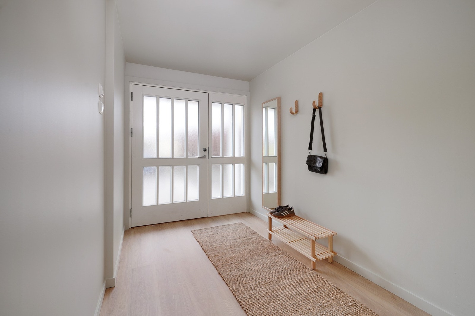 Pen ytterdør som slipper inn masse naturlig lys. Galleribilde