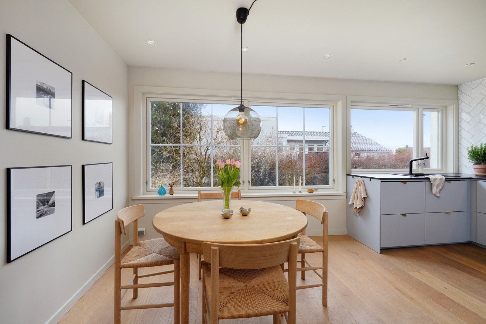 1.etasjen ble pusset opp i 2016 med slette vegger, downlights i tak, ny parkett og kjøkken. Fine vinduer fra 2012 med utsikt mot felles plen. Galleribilde