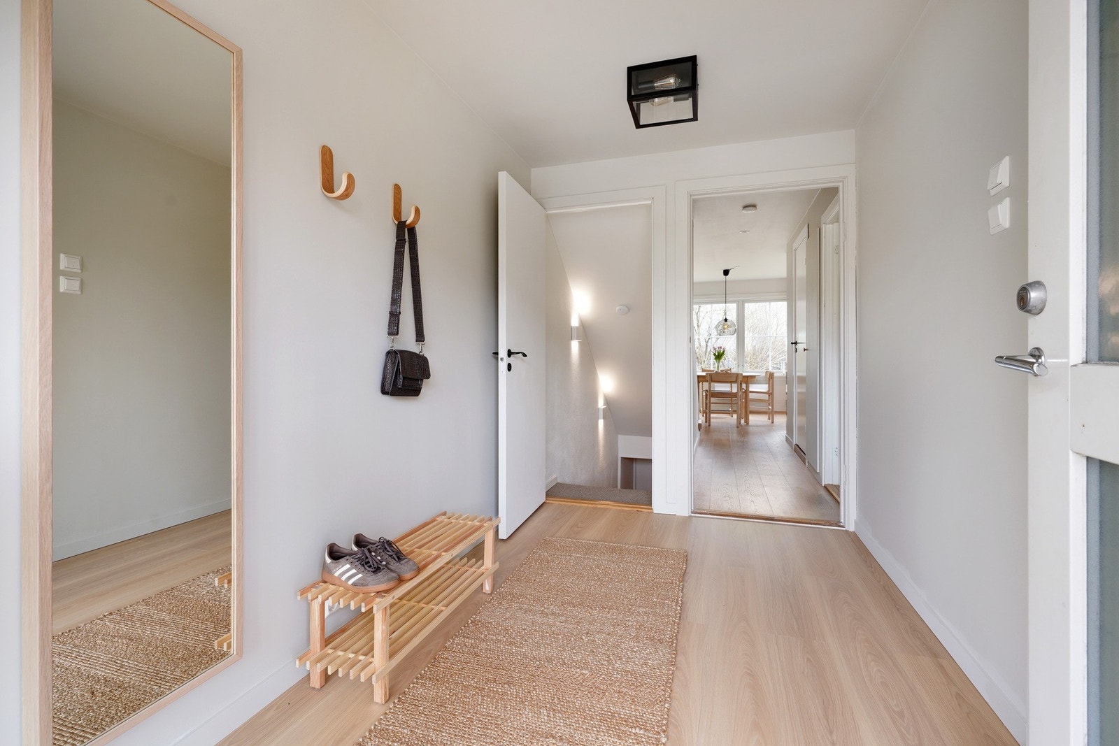 Pen gang som er nymalt med har nytt laminat på gulv. Galleribilde