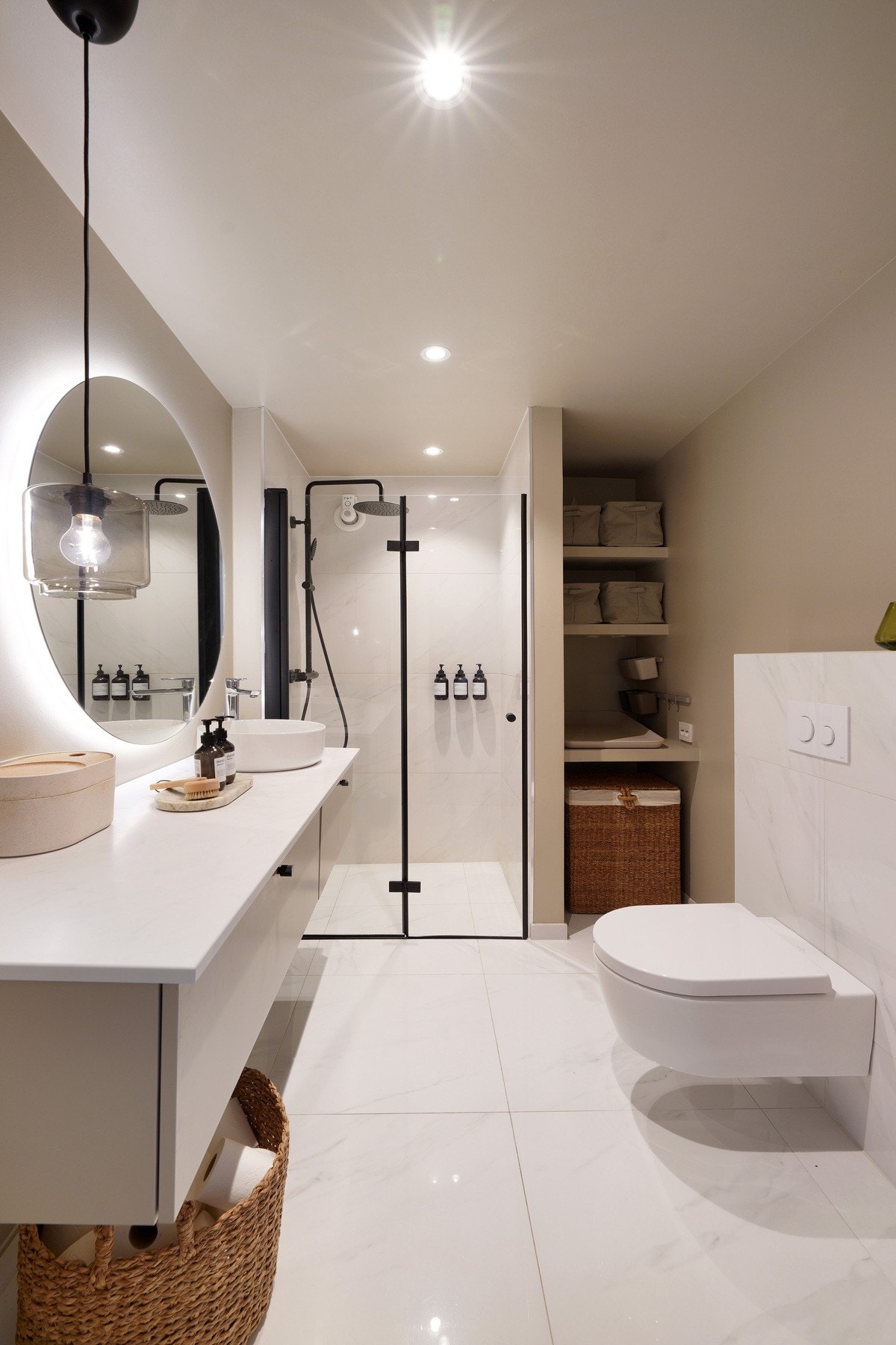 Lekkert bad som ble pusset opp i 2020/21. Stedbygde hyller som også kan brukes som stellebord. Varmekabler i gulv. Galleribilde