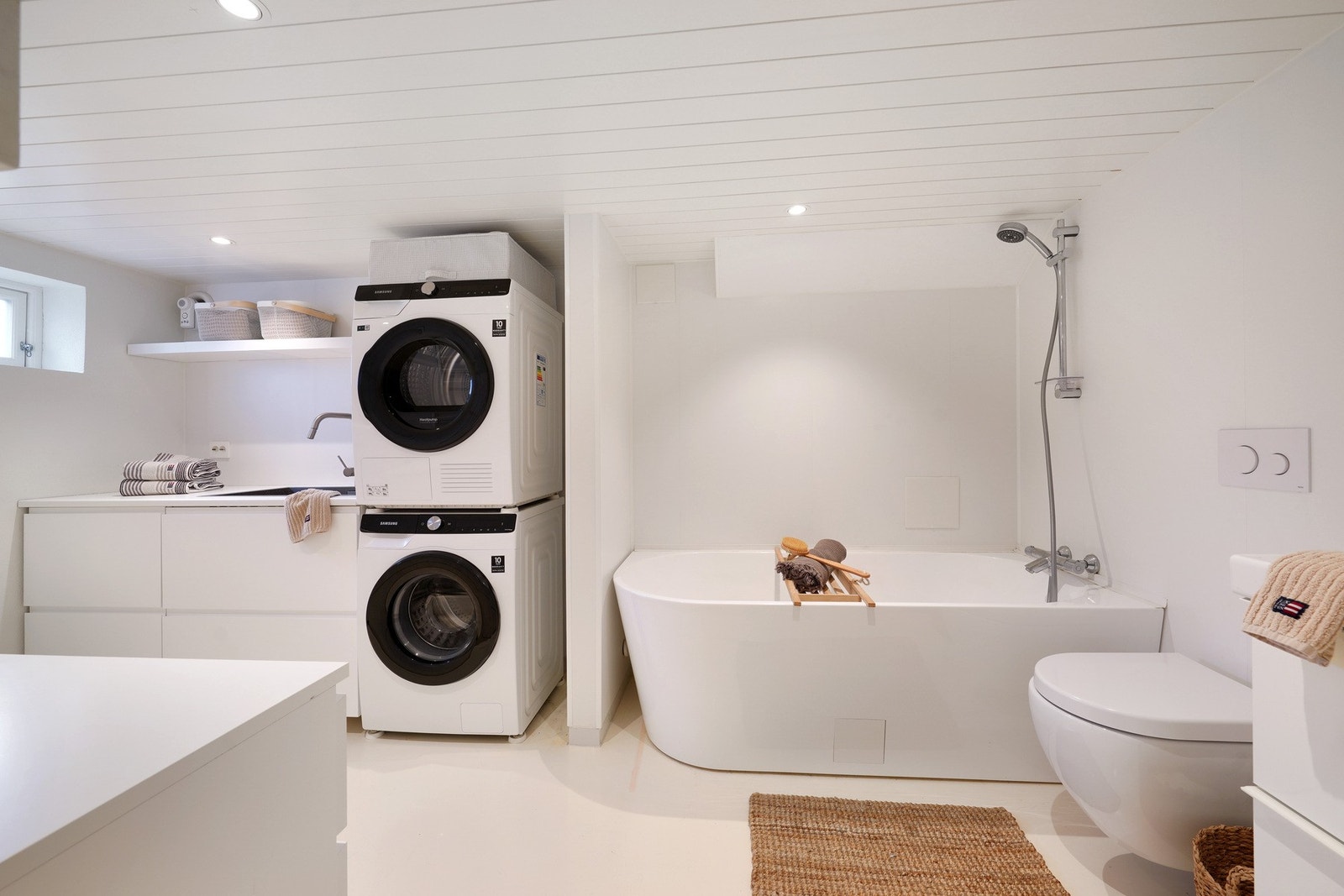 Stort bad/vaskerom i kjeller med badekar, varme i gulv, vegghengt wc. Pusset opp i 2021. Galleribilde