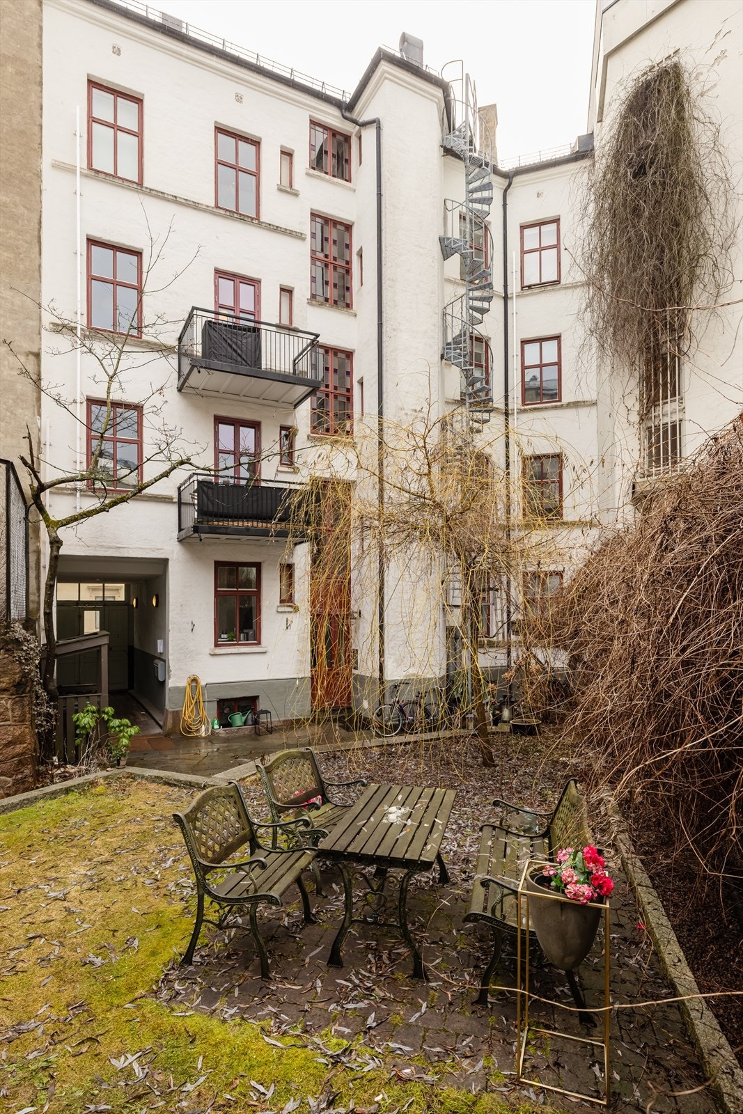 En hyggelig felles uteplass for beboerne i sameiet, som består av 11 seksjoner. Galleribilde