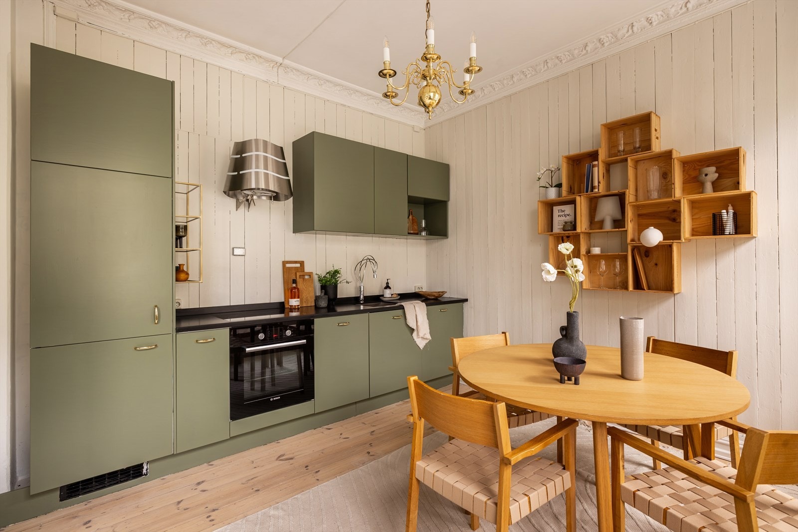 Kjøkkeninnredningen er utstyrt med integrert stekeovn, induksjonstopp, oppvaskmaskin og kjøl/frys. Galleribilde