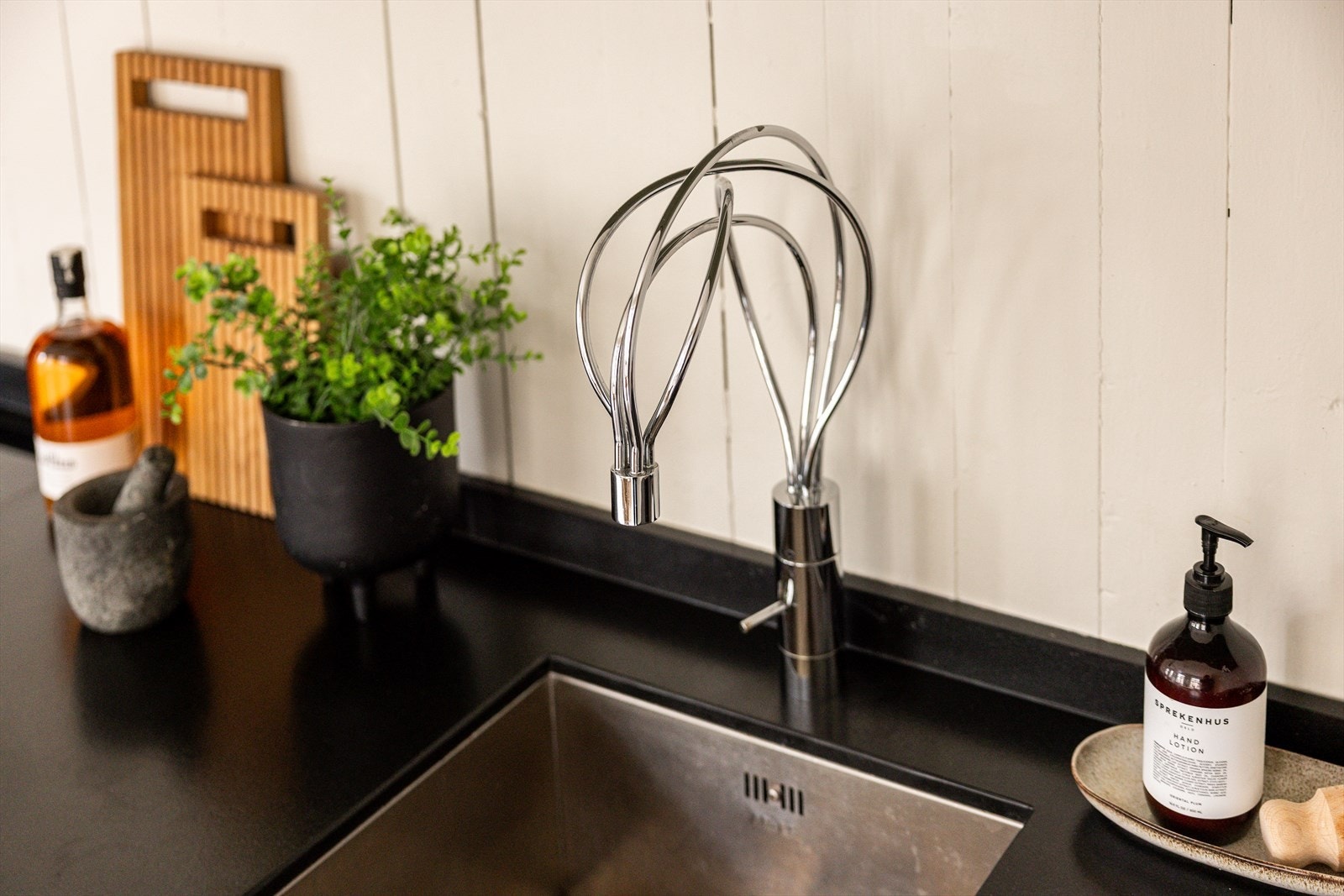 Detaljer som ett-greps armatur på kjøkkenet vitner om gjennomtenkte valg. Galleribilde