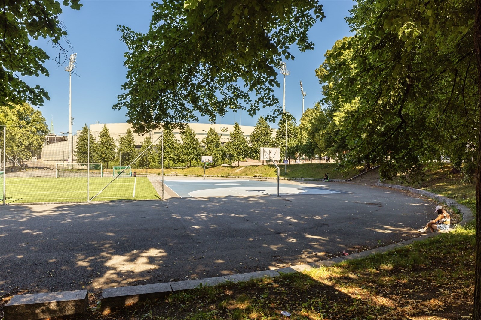 Uteområdene ved Lille Bislett inviterer til ballspill og aktivitet, kun få minutter fra leiligheten. Galleribilde