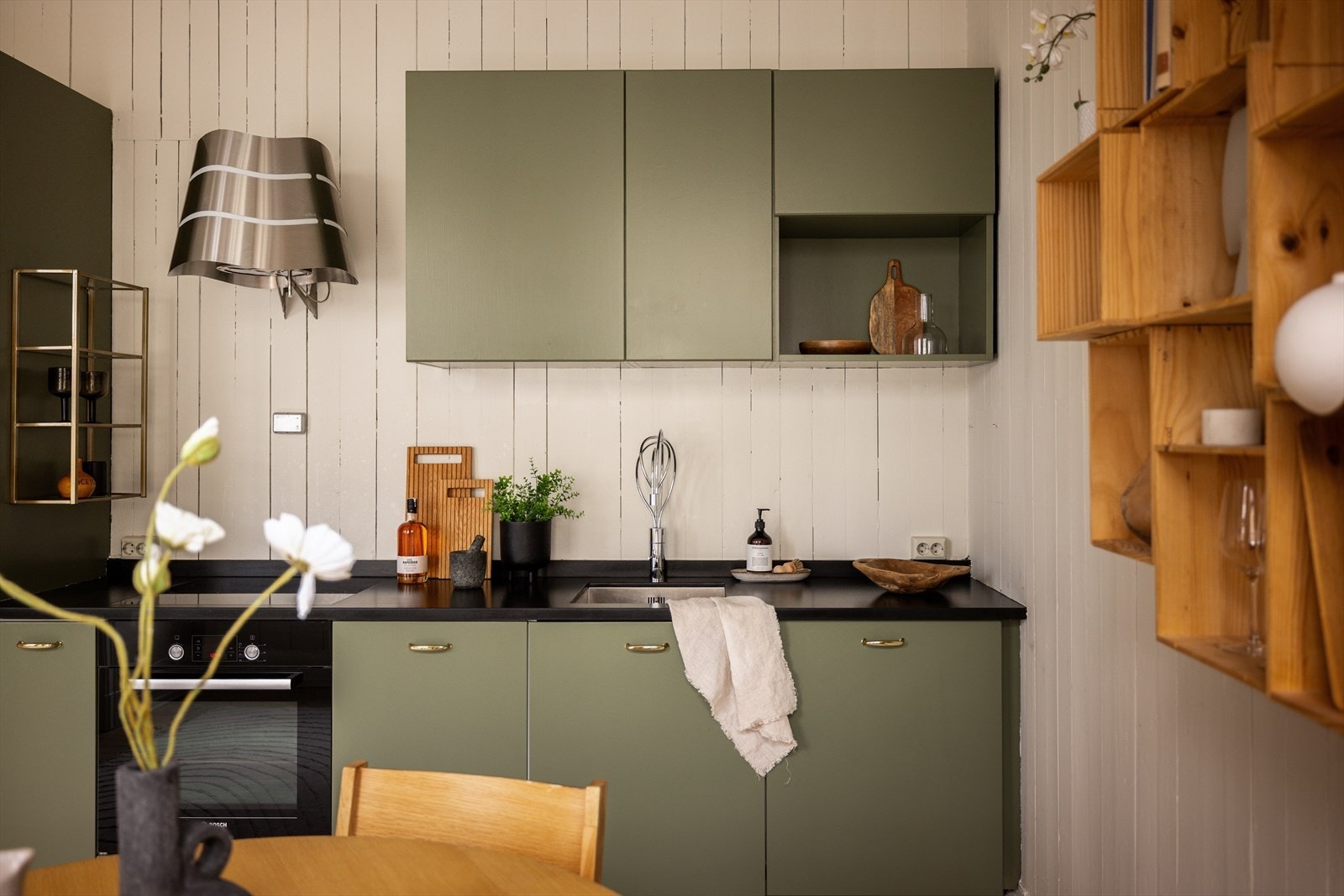 En romslig laminatbenkeplate gir godt med arbeidsplass, supplert av en fritthengende ventilator med kullfilter. Galleribilde