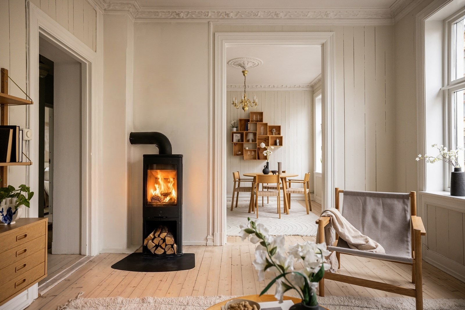 Stuen er leilighetens samlingspunkt, med en moderne peisovn som gir ekstra varme på kalde dager. Galleribilde