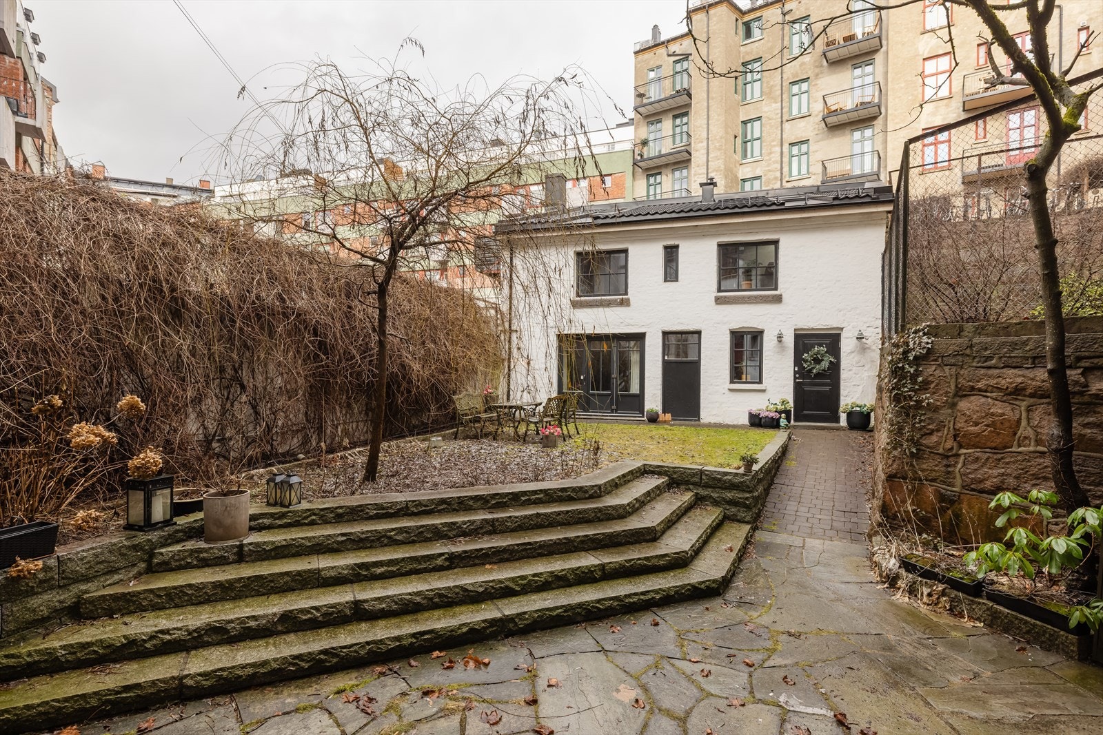 Leiligheten disponerer rikelig med lagringsplass i en kjellerbod på 5 m², en loftsbod på 4 m² og en felles trappebod (som deles med nabo). Galleribilde