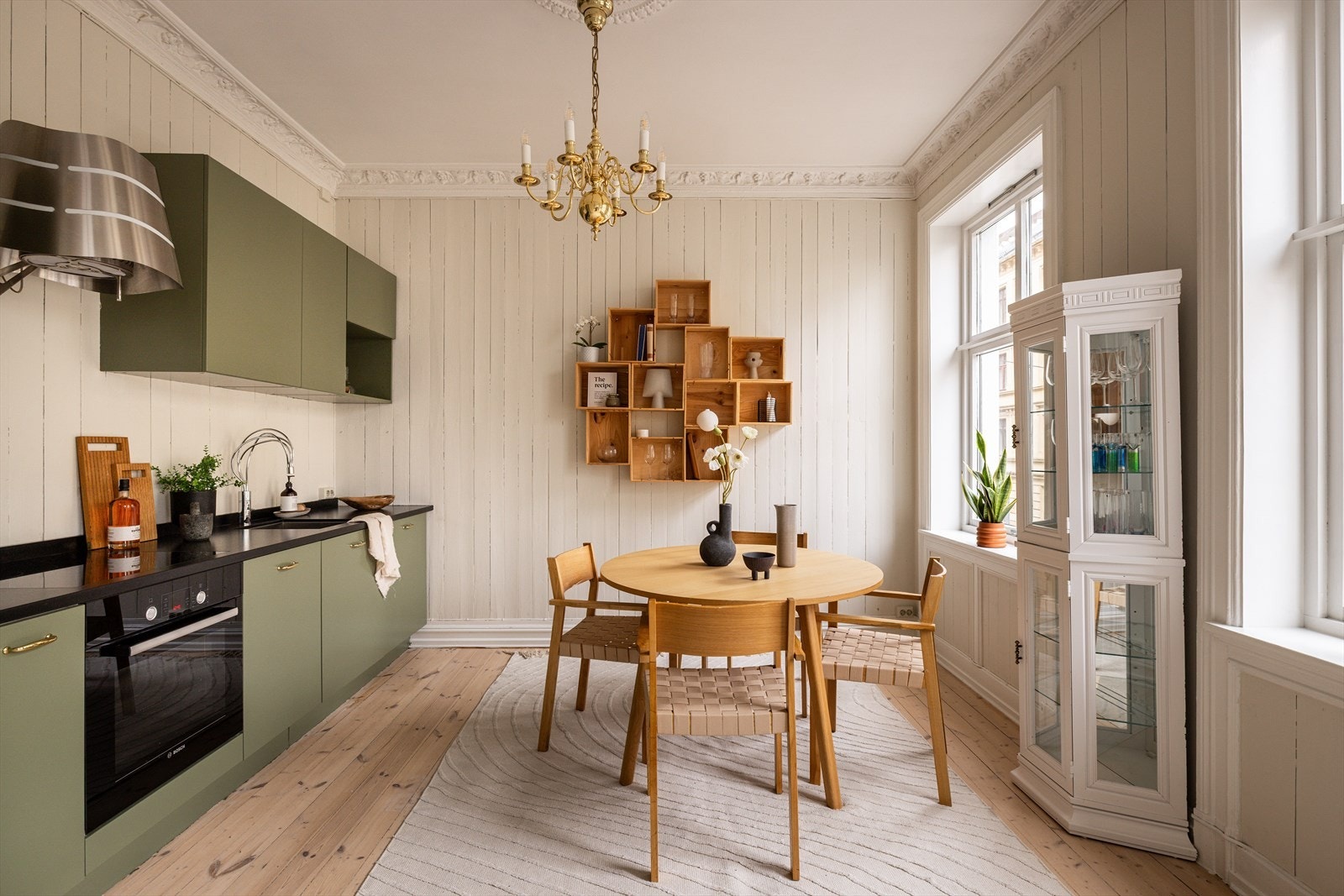 Leiligheten har et stilrent kjøkken med slette, malte fronter fra 2012 og god plass til en hyggelig spisestue. Galleribilde