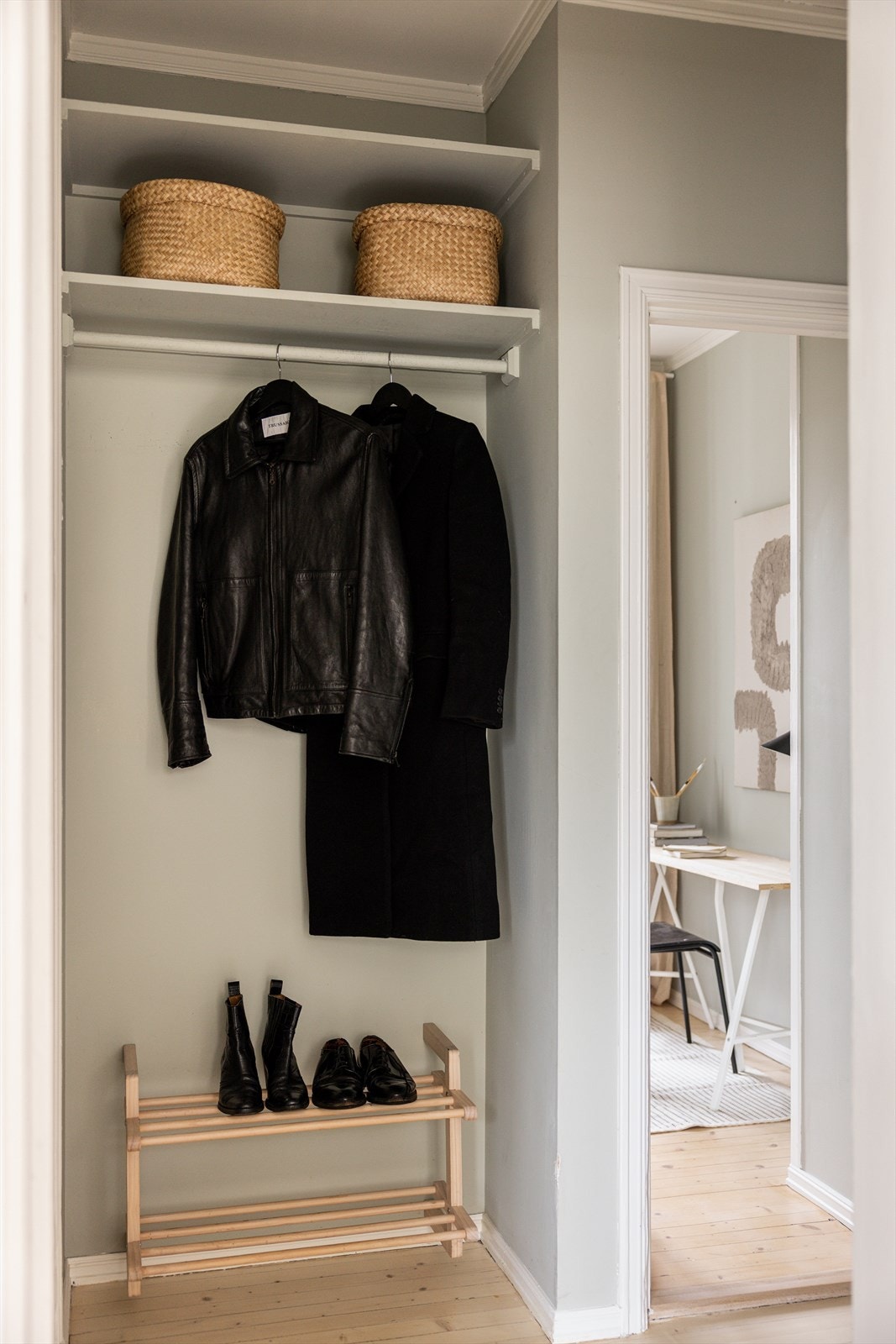 Entréen har en praktisk garderobenisje for oppbevaring av yttertøy og sko. Galleribilde