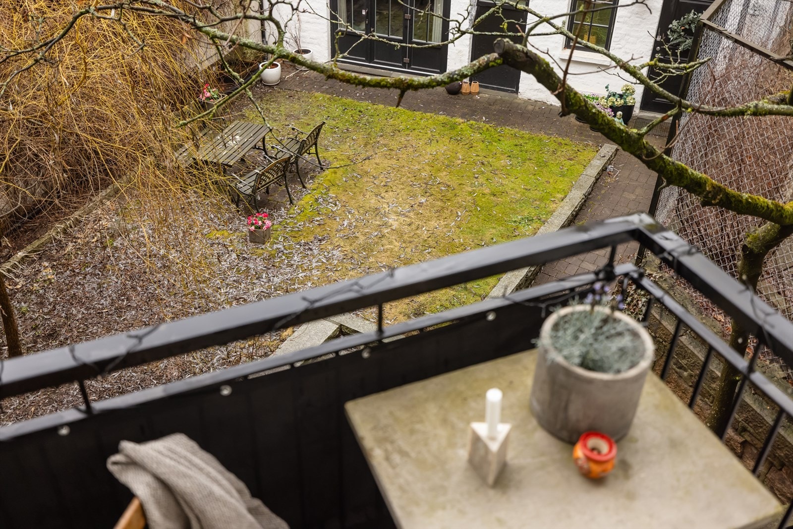 Sameiets felles bakgård er opparbeidet med plenarealer og sittegrupper. Galleribilde